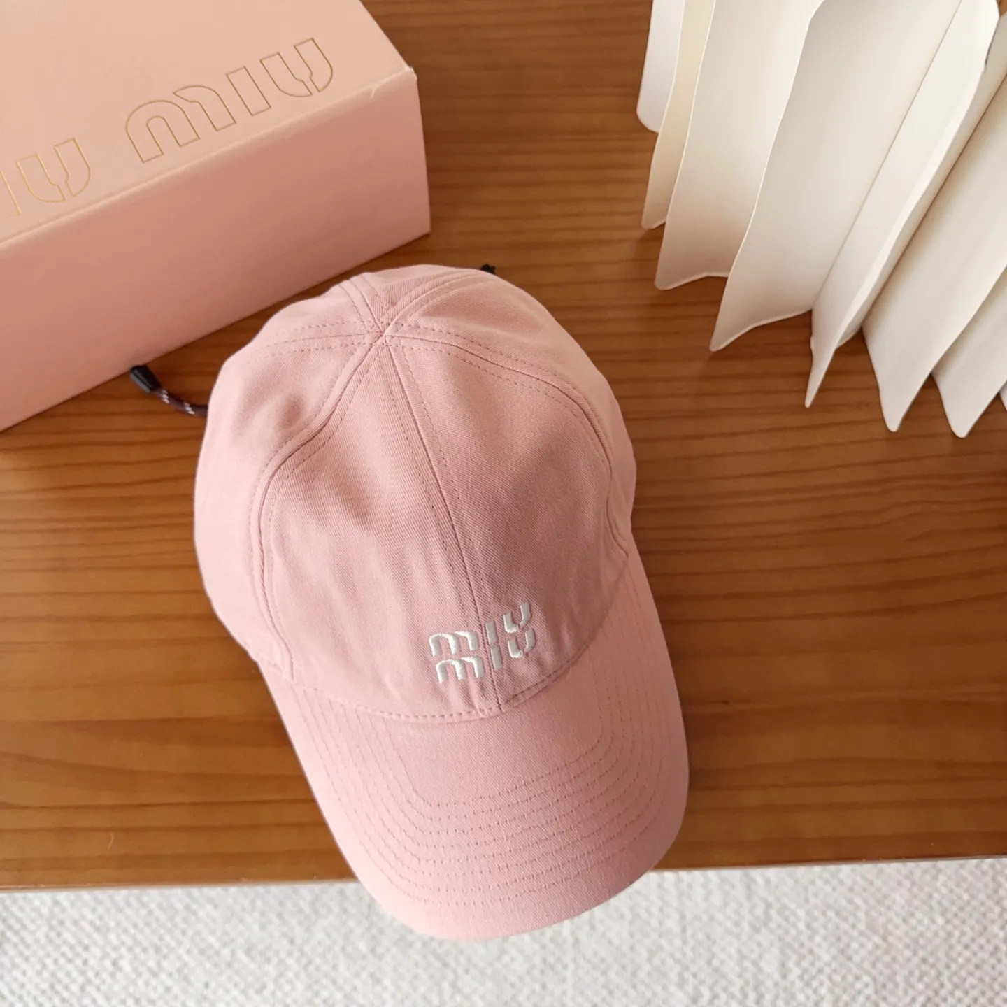 💰60 miumiu new autumn and winter baseball cap from miumiu. The original order is genuine and made to order. The original workmanship is meticulous and the quality is superb!