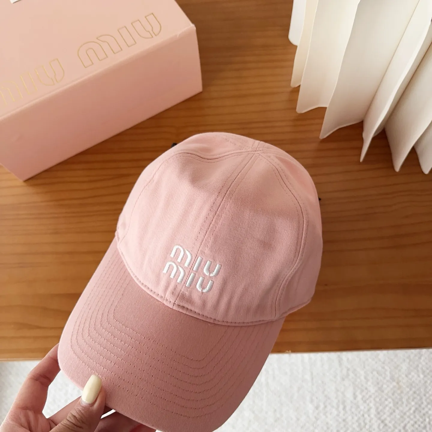 💰60 miumiu new autumn and winter baseball cap from miumiu. The original order is genuine and made to order. The original workmanship is meticulous and the quality is superb!