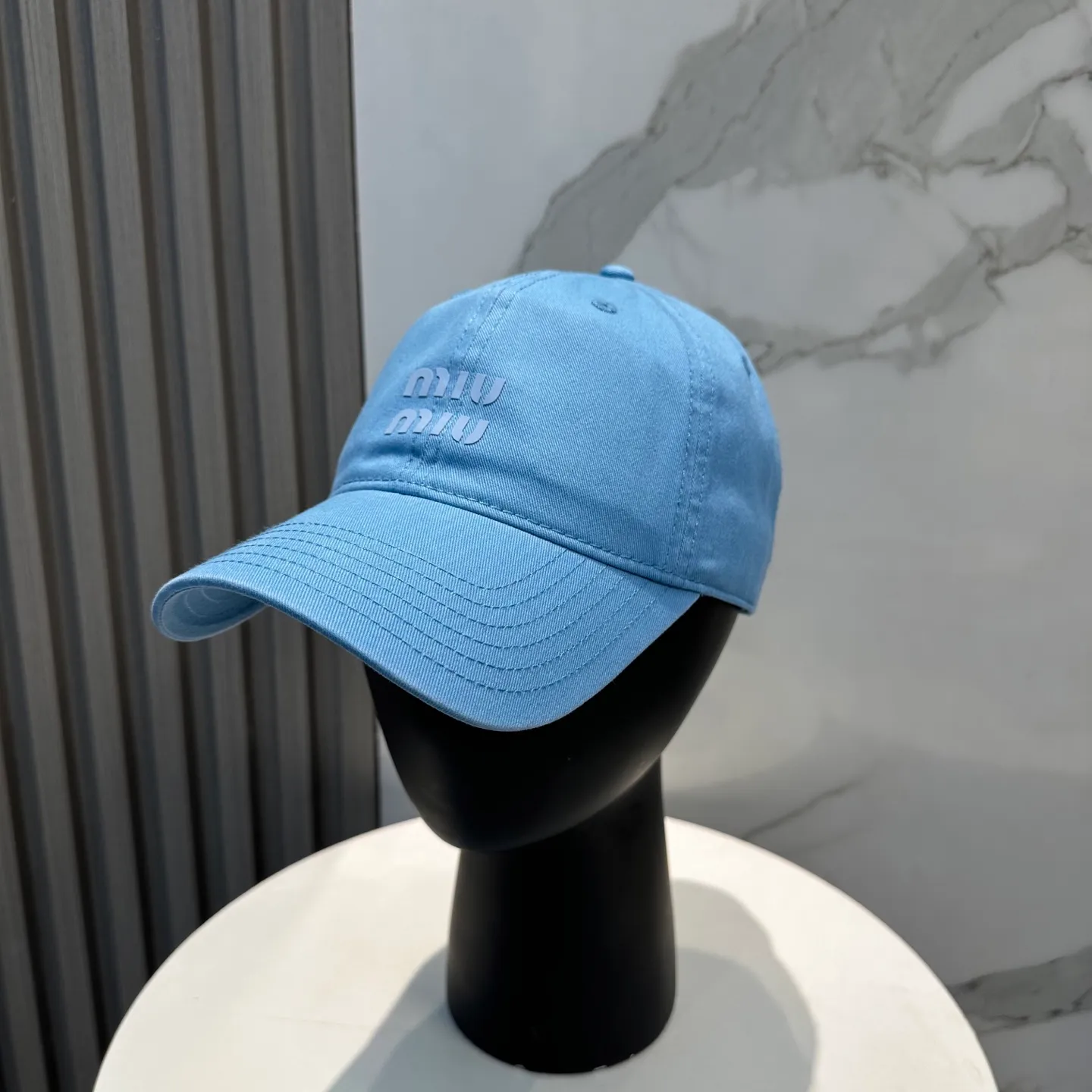 P56 miumiu Miu Miu's new candy-colored simple baseball cap. The hottest color at the moment - full of street style! Trendy and versatile, Xiaohongshu grows grass, poison, get your boyfriend, and cool together