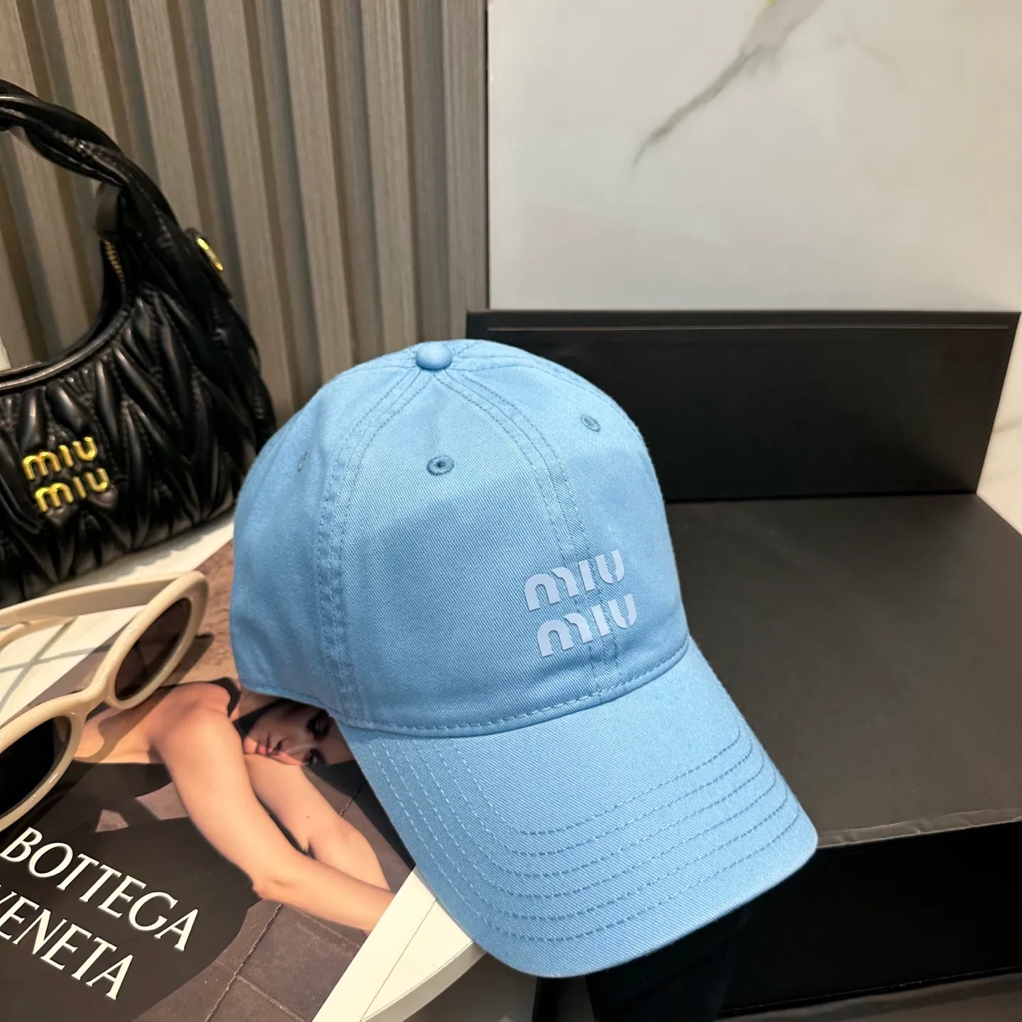 P56 miumiu Miu Miu's new candy-colored simple baseball cap. The hottest color at the moment - full of street style! Trendy and versatile, Xiaohongshu grows grass, poison, get your boyfriend, and cool together