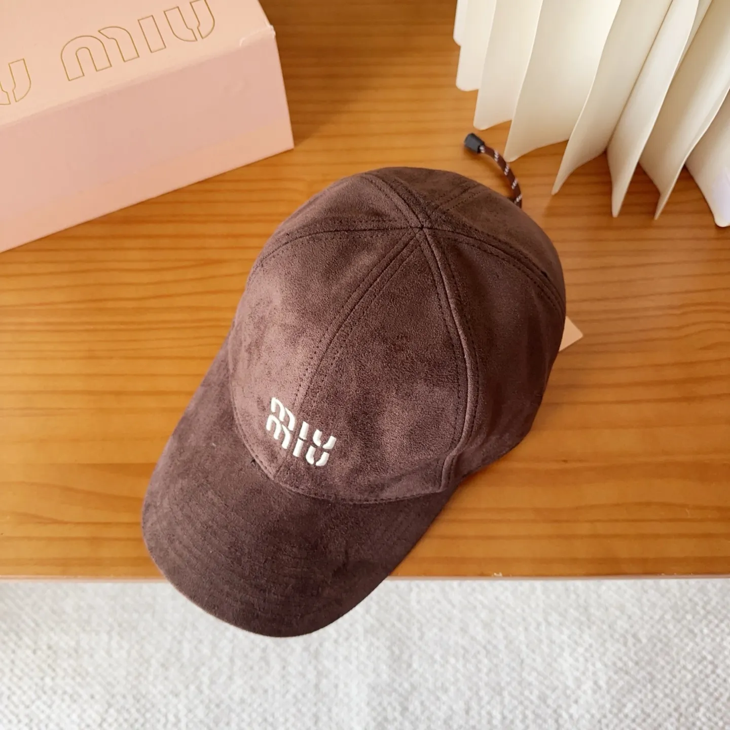 💰60 miumiu new corduroy baseball cap for autumn and winter. The original order is authentic and made to order. The original workmanship is meticulous and the quality is superb!