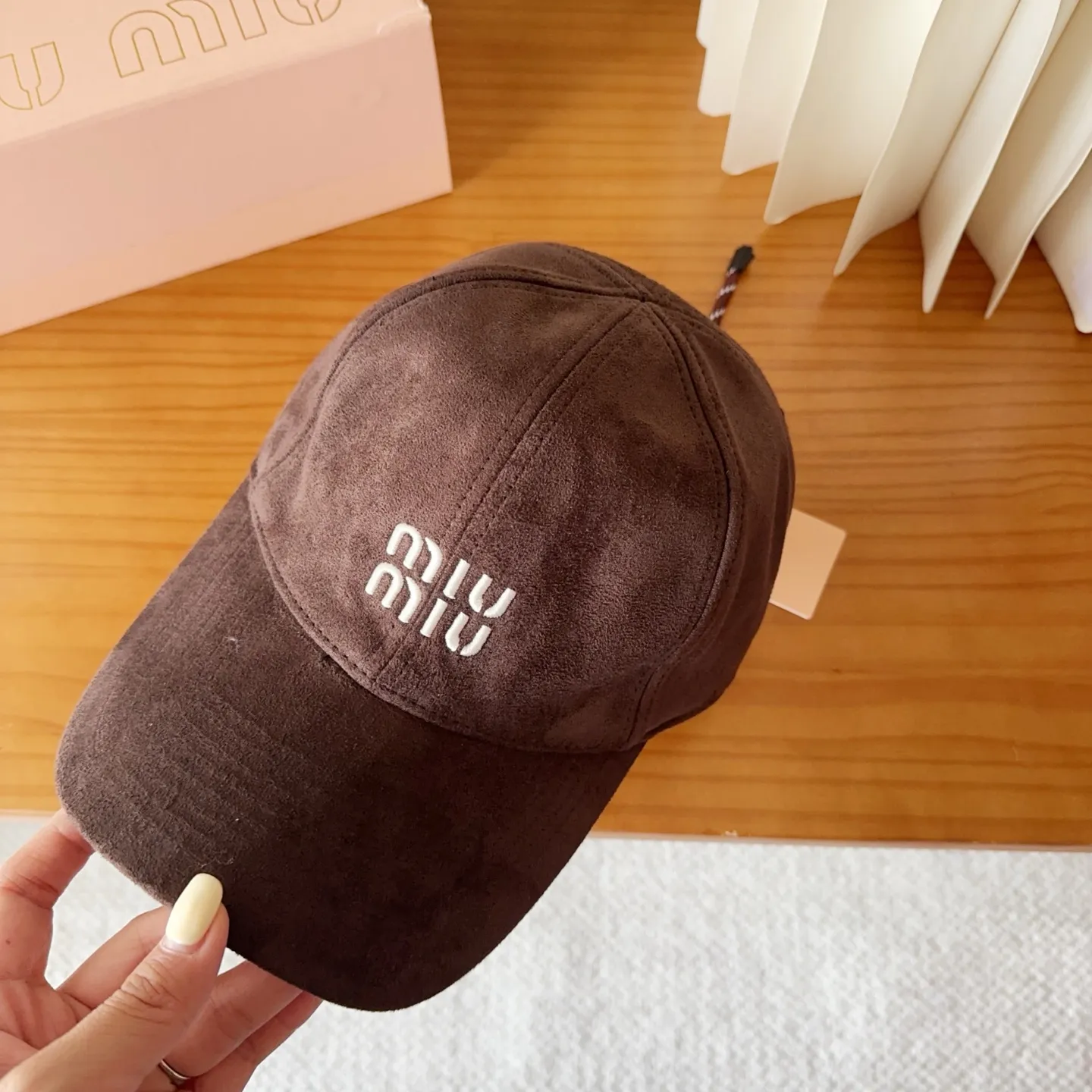 💰60 miumiu new corduroy baseball cap for autumn and winter. The original order is authentic and made to order. The original workmanship is meticulous and the quality is superb!