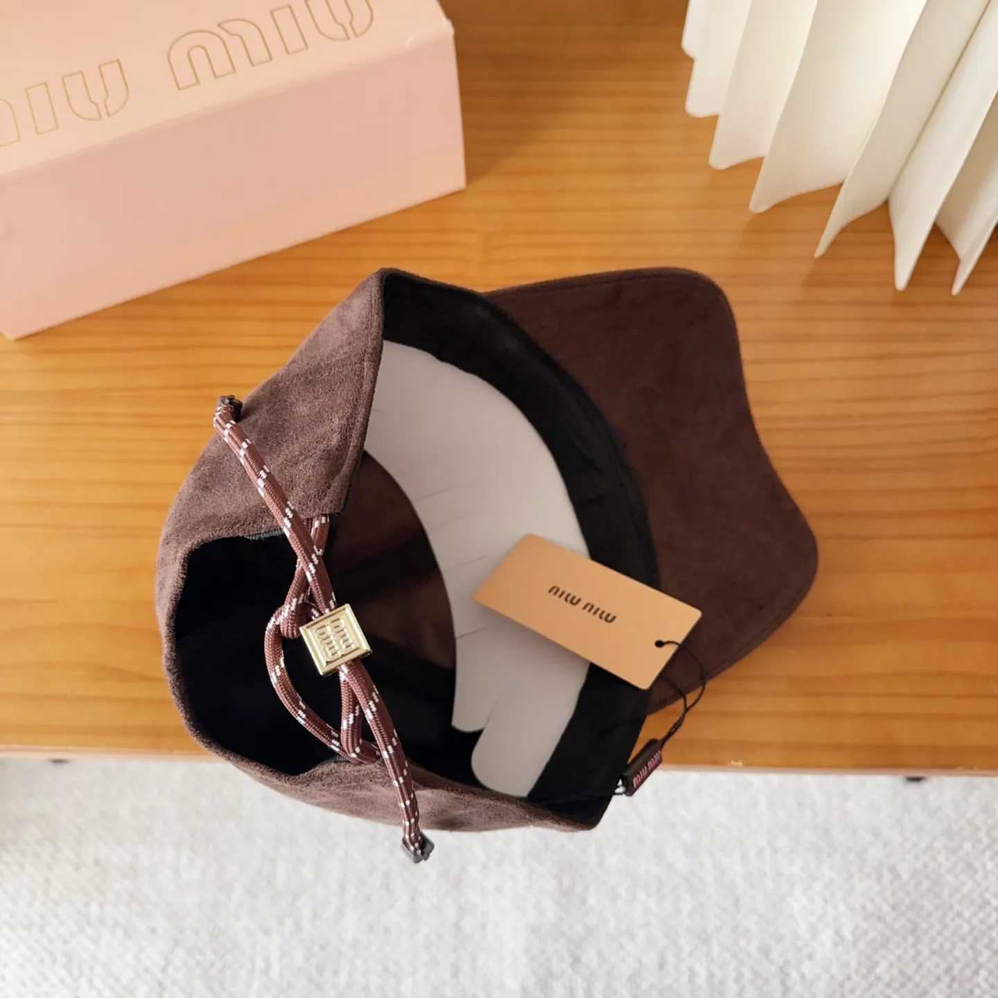 💰60 miumiu new corduroy baseball cap for autumn and winter. The original order is authentic and made to order. The original workmanship is meticulous and the quality is superb!