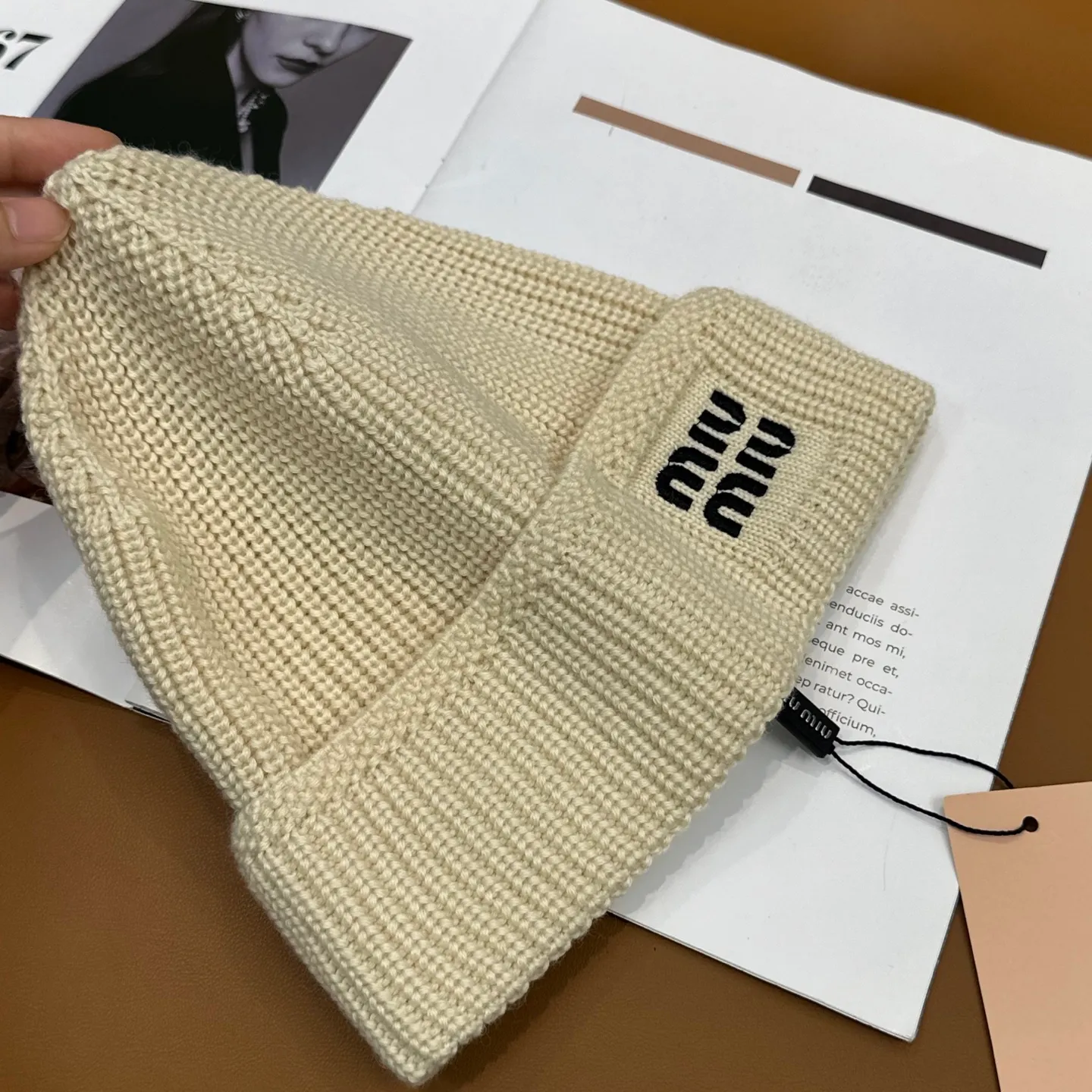 P60 miumiu Miu Miu counter's most popular wool embroidered logo knitted hat! Xiaohongshu’s new product is released, it’s so 🉑️, high-elastic fabric, classic colors, same style for men and women.
