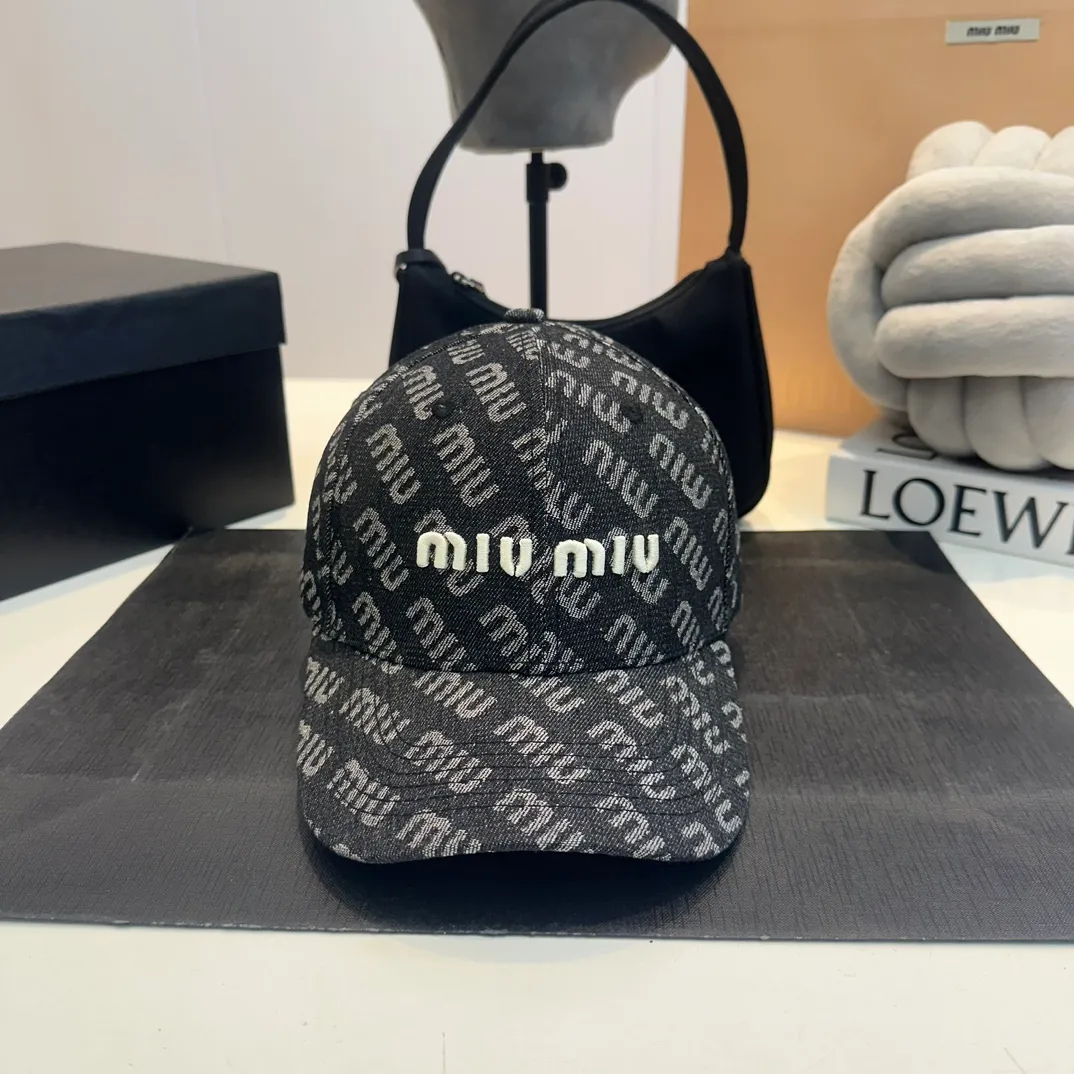 P60 miumiu new denim baseball cap, the hottest color at the moment - full of street style! Trendy and versatile, Xiaohongshu grows grass, poison, get your boyfriend, and cool together
