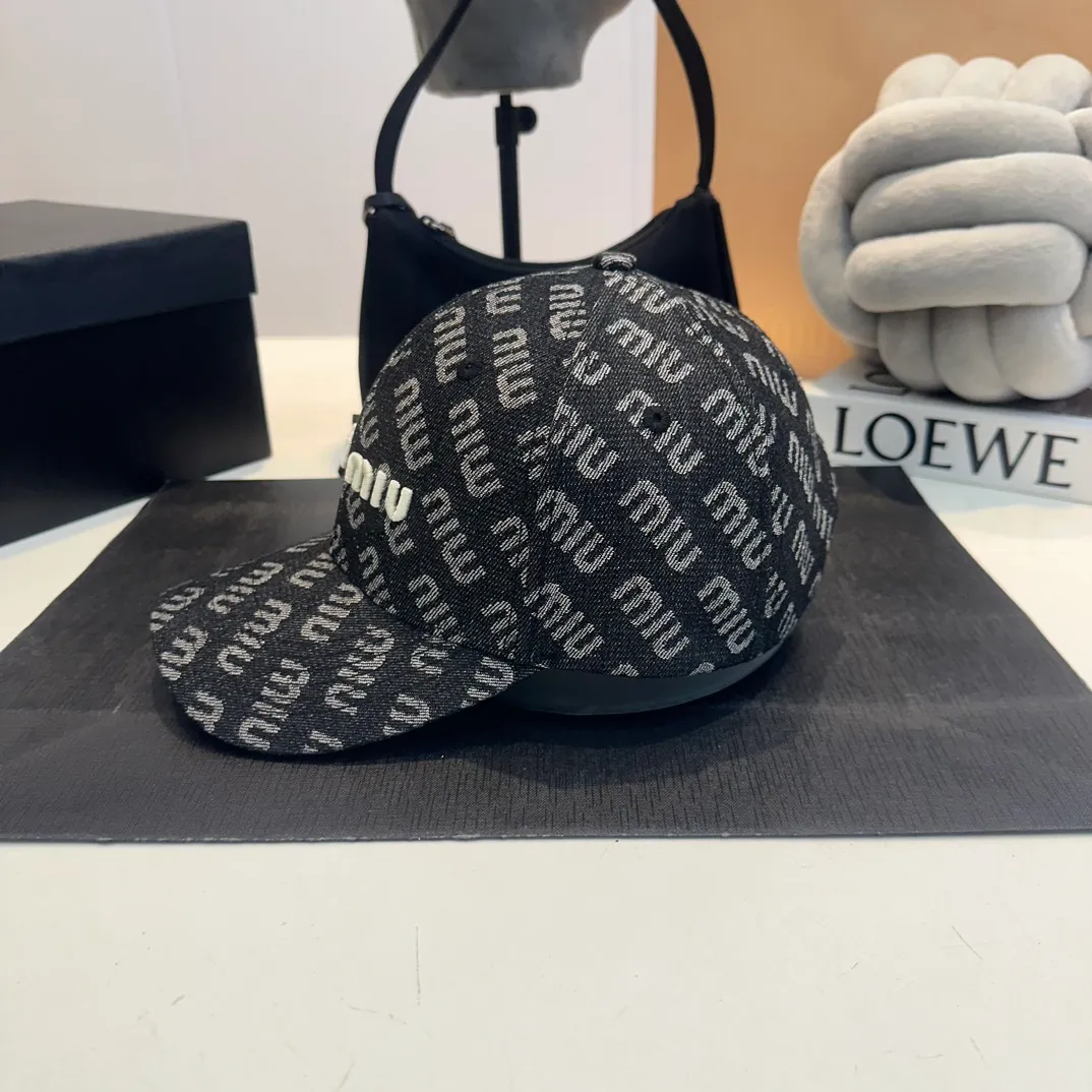 P60 miumiu new denim baseball cap, the hottest color at the moment - full of street style! Trendy and versatile, Xiaohongshu grows grass, poison, get your boyfriend, and cool together