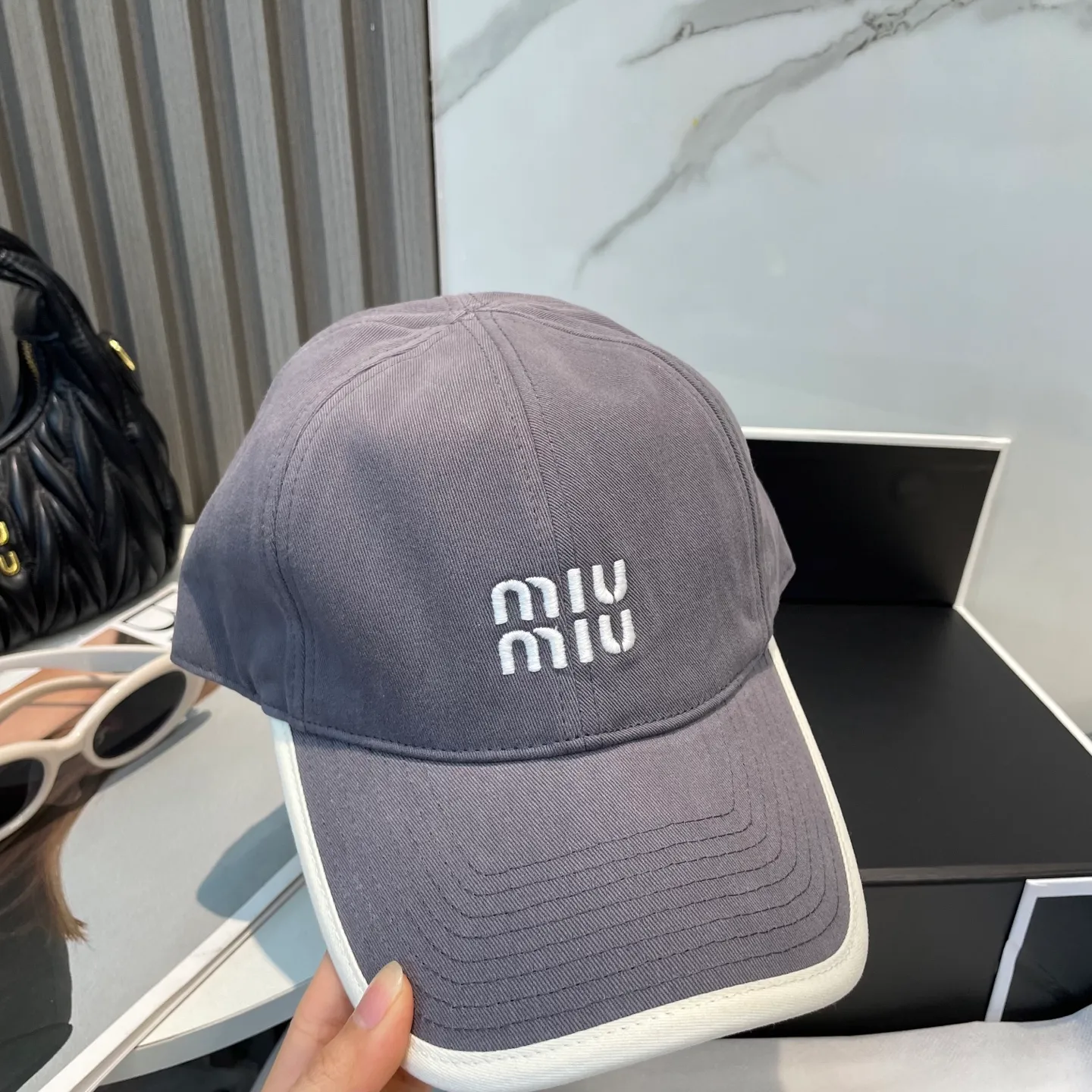 P60💛 Comes with dust bag. [Miumiu Miu Miu] New order style embroidered baseball cap🧢Big brand style is super easy to match, hurry up and get it!