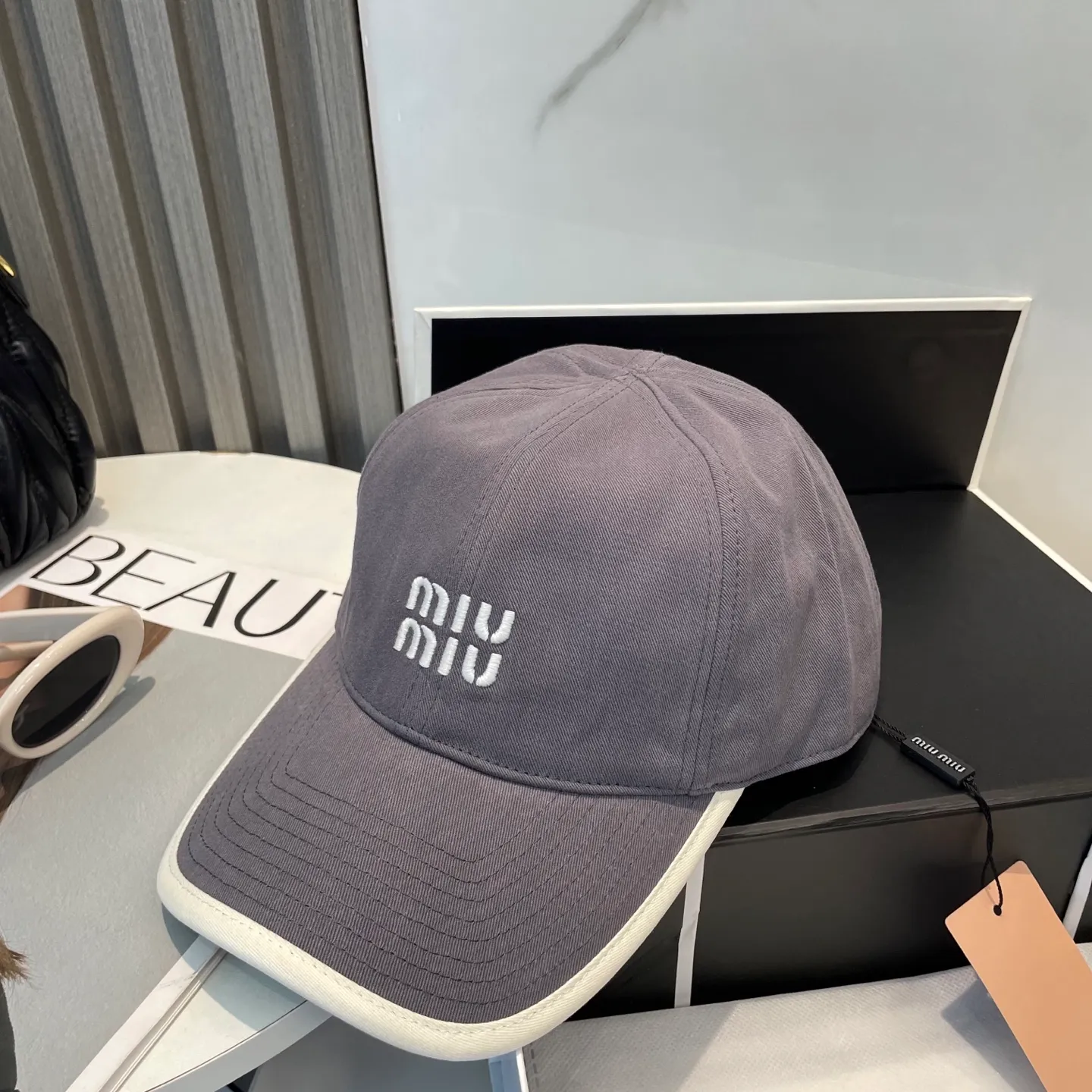 P60💛 Comes with dust bag. [Miumiu Miu Miu] New order style embroidered baseball cap🧢Big brand style is super easy to match, hurry up and get it!