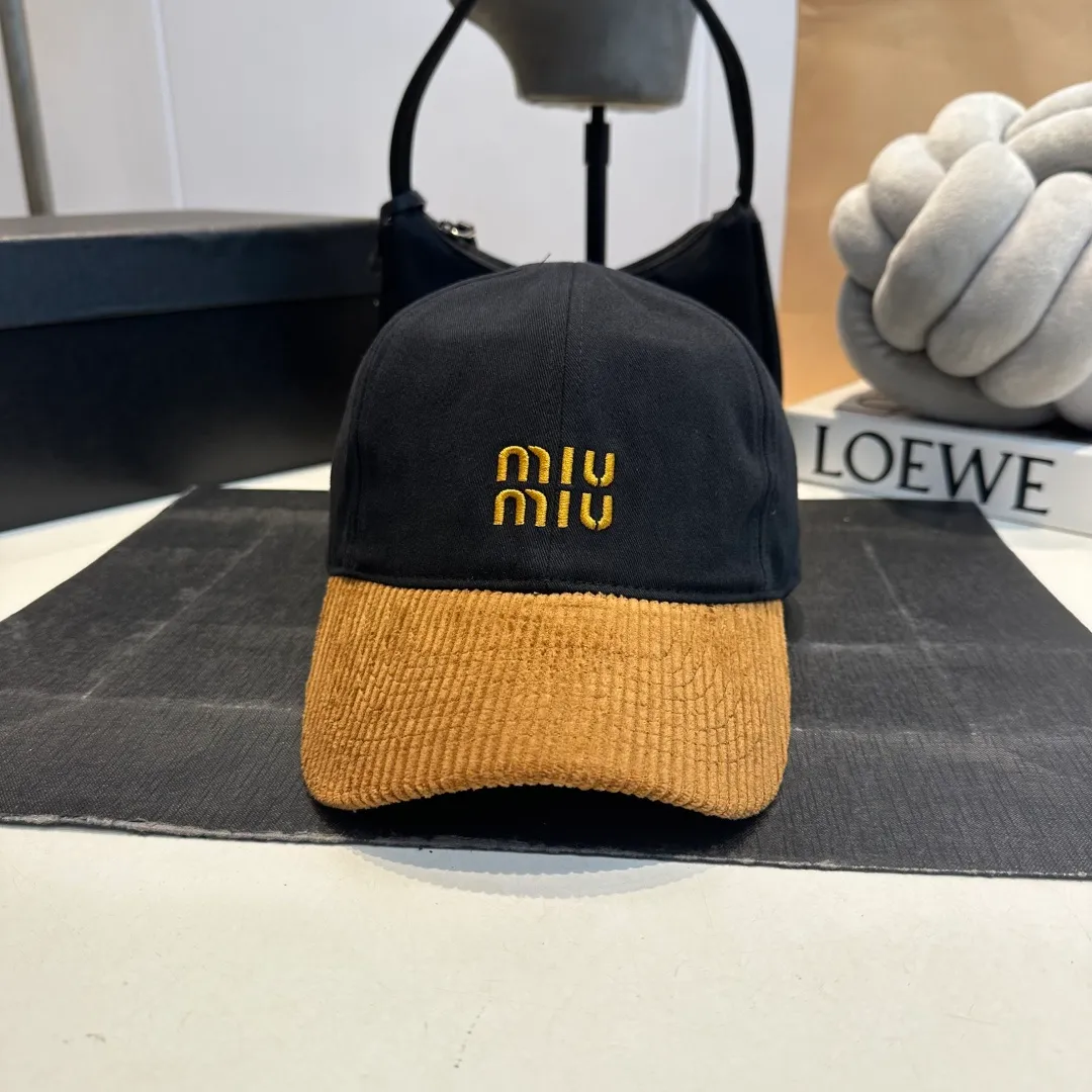 P60 MIU MIU new baseball cap This denim denim baseball cap is decorated with MIUMIU Cruise embroidered micro logo on the side, highlighting the simple brand style and creating a refined, comfortable and charming look.