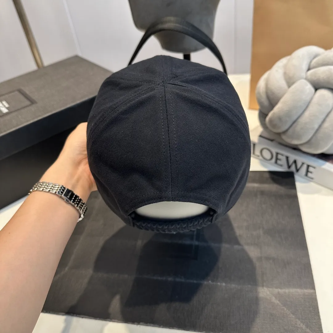P60 MIU MIU new baseball cap This denim denim baseball cap is decorated with MIUMIU Cruise embroidered micro logo on the side, highlighting the simple brand style and creating a refined, comfortable and charming look.