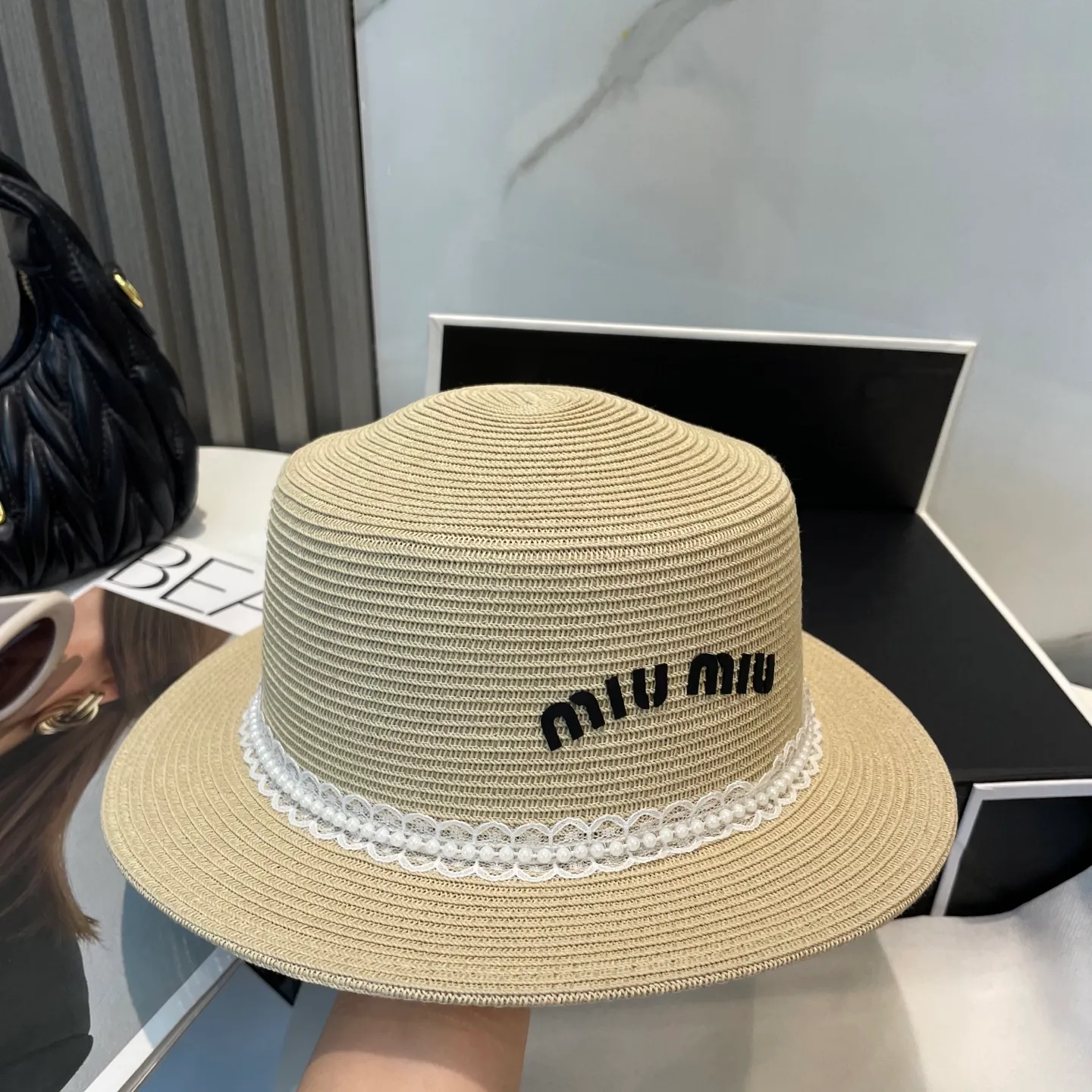 P60 miumiu lace-trimmed flat-top straw hat. It is versatile and does not matter the face shape. The flat brim does not block the line of sight. It is more practical. It is easy to wear for daily use and travel. It has an Instagram style. Especially photogenic. It has an adjustment strap inside.
