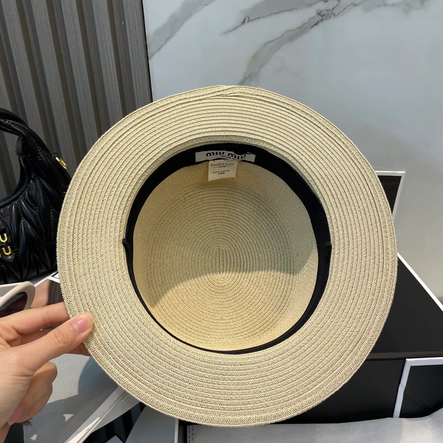 P60 miumiu lace-trimmed flat-top straw hat. It is versatile and does not matter the face shape. The flat brim does not block the line of sight. It is more practical. It is easy to wear for daily use and travel. It has an Instagram style. Especially photogenic. It has an adjustment strap inside.
