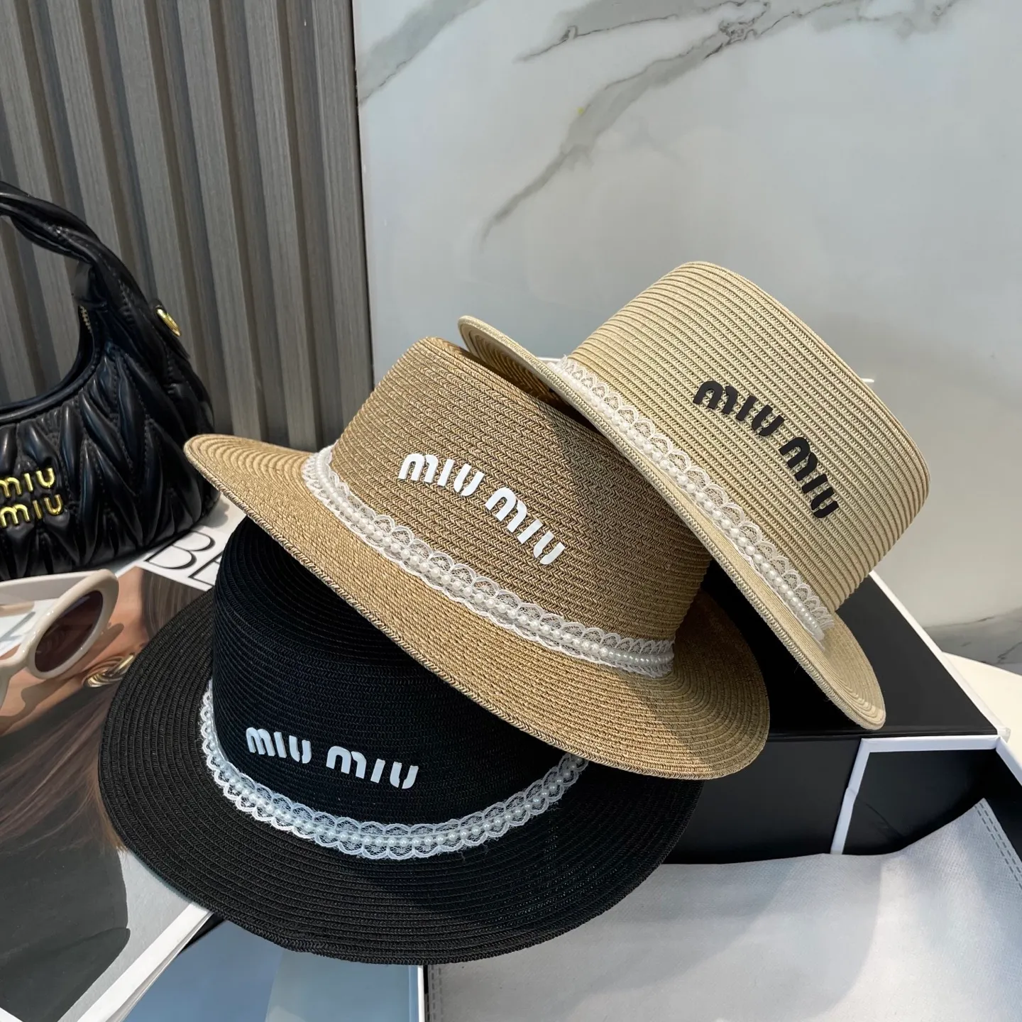 P60 miumiu lace-trimmed flat-top straw hat. It is versatile and does not matter the face shape. The flat brim does not block the line of sight. It is more practical. It is easy to wear for daily use and travel. It has an Instagram style. Especially photogenic. It has an adjustment strap inside.