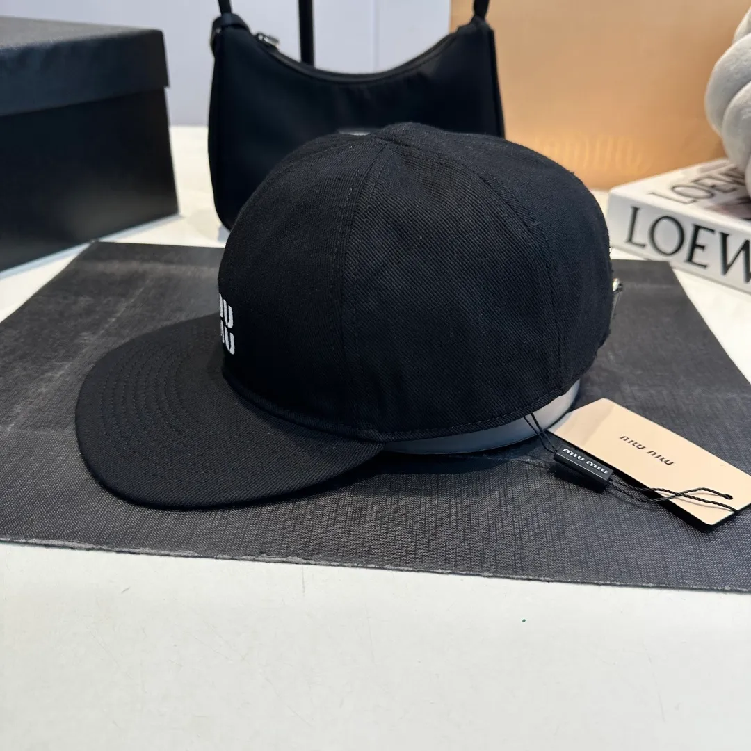 P80 synchronized with Miumiu counters. Colorful drawstring baseball cap. Miumiu new baseball cap. Popular style at the moment. Full of street style. Trendy and versatile. Xiaohongshuzhongcao. Get your boyfriend and be cool together. Highly recommended to everyone. Head circumference 55-58cm. Size can be adjusted.