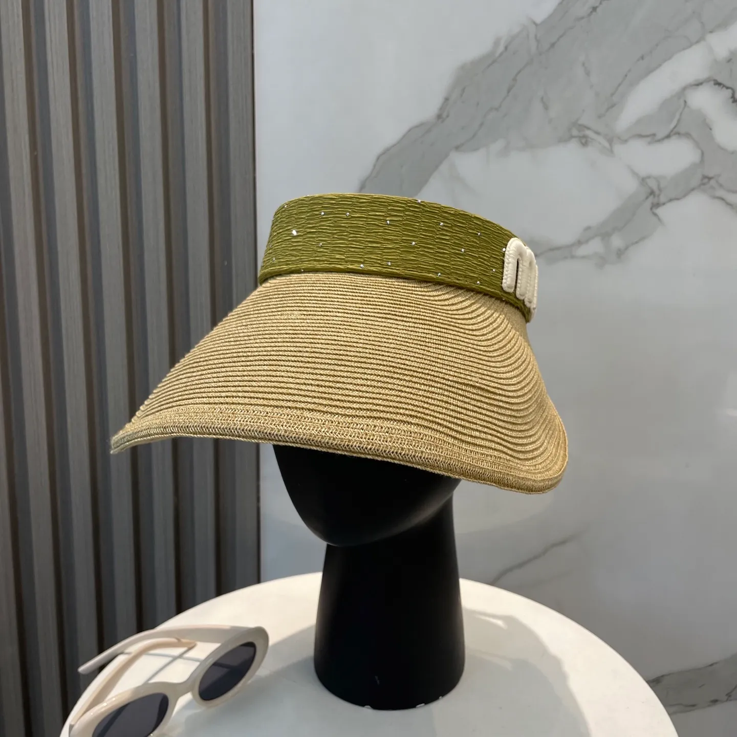 P70 comes with dust bag miumiu empty top hat, a must-have item in summer, because it is so easy to match, it is really super artistic in summer when paired with a cool summer style~ Just wear a little white skirt and you can attract the attention of blockbusters~