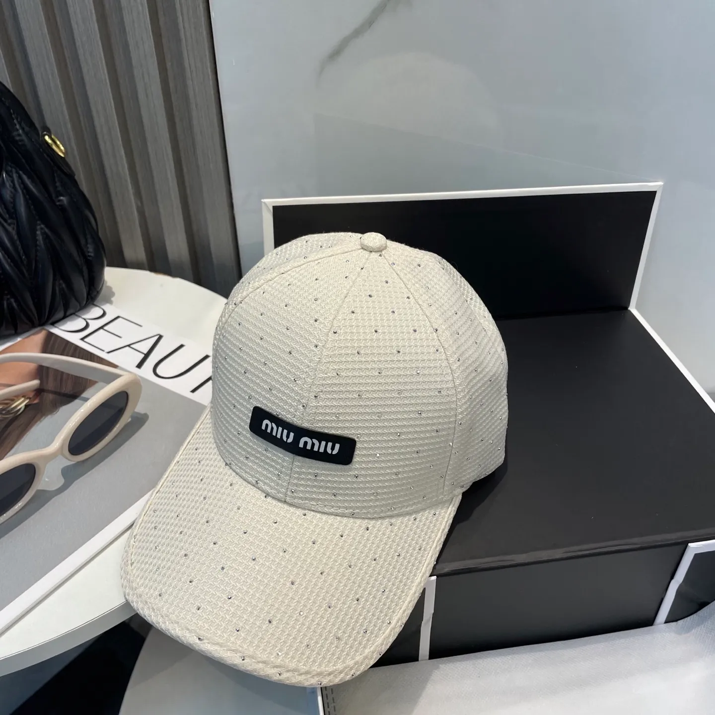 P50 miumiu new spring and summer full diamond baseball cap, the hottest color at the moment - full of street style! Trendy and versatile, Xiaohongshu grows grass, poison, get your boyfriend, and cool together