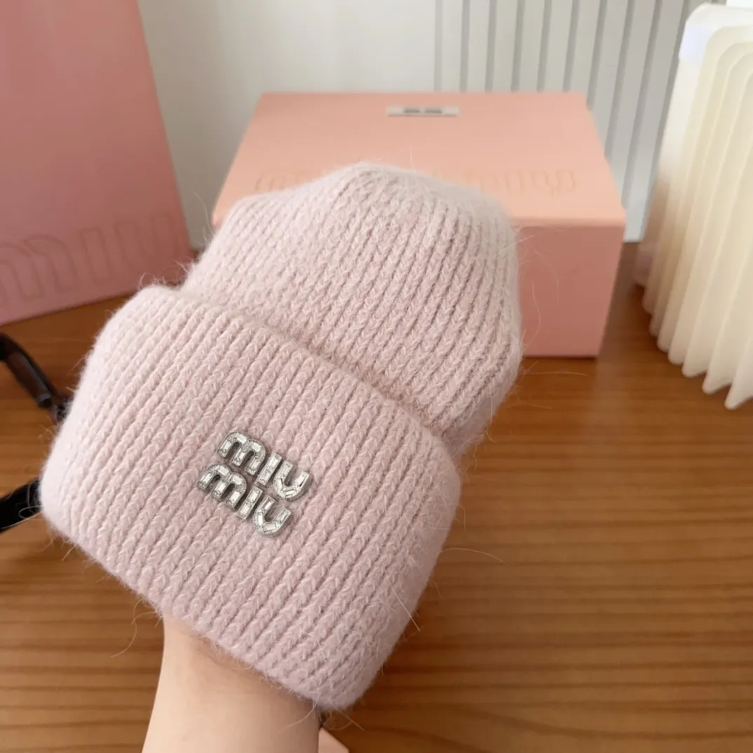 💰56 miumiu🐰Angora rabbit fur autumn and winter woolen hat This high-grade gray dyeing is very difficult to dye! What's more, the material of rabbit fur is like starting from scratch! Highly recommend to everyone. This hat goes well with any type of clothing. It can be both casual and sweet!