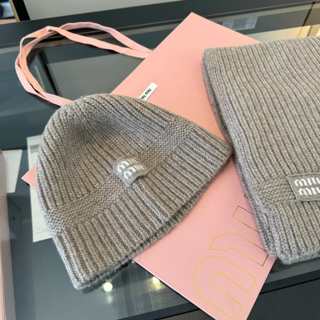 💰570¥ miumiu Unisex suit for men and women. Warm and textured cashmere scarf and hat set. Keep warm all winter. It’s furry and warm. It fills the atmosphere of autumn and winter. It’s high-end and good-looking. Size 30✖️180