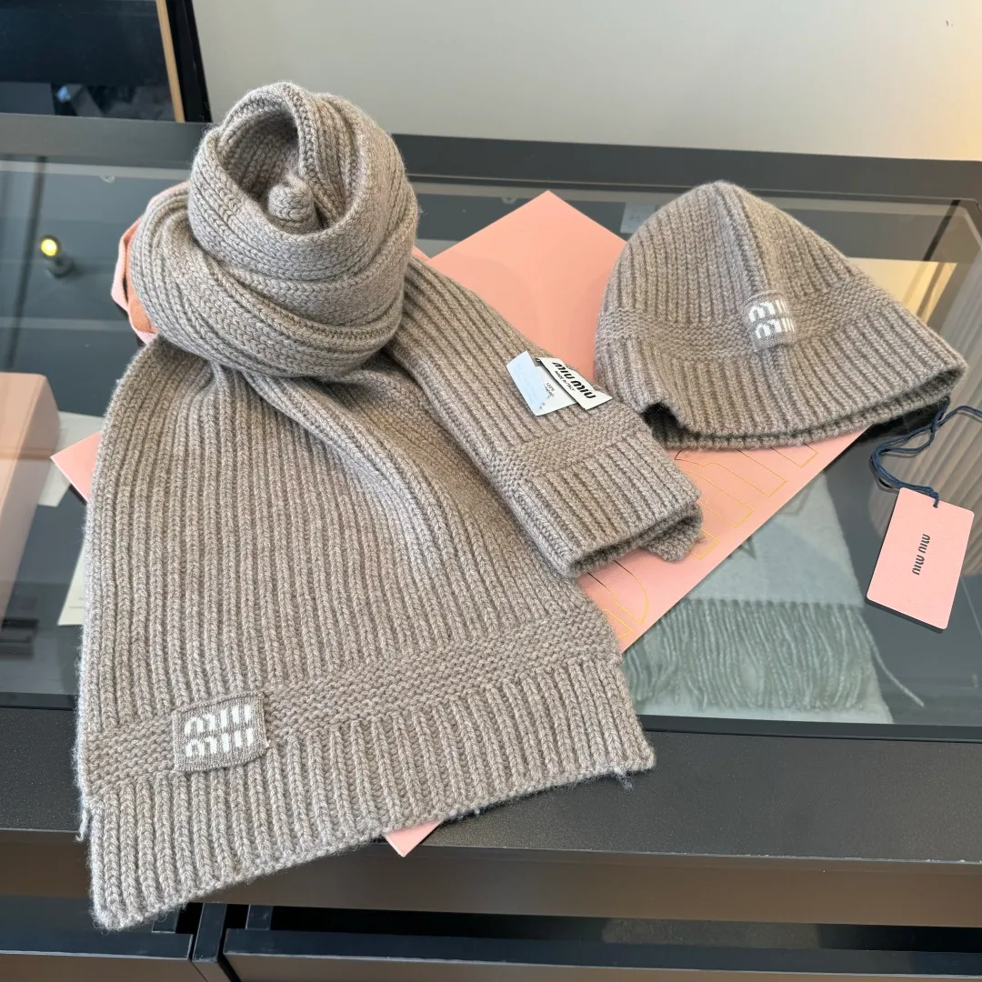 💰570¥ miumiu Unisex suit for men and women. Warm and textured cashmere scarf and hat set. Keep warm all winter. It’s furry and warm. It fills the atmosphere of autumn and winter. It’s high-end and good-looking. Size 30✖️180