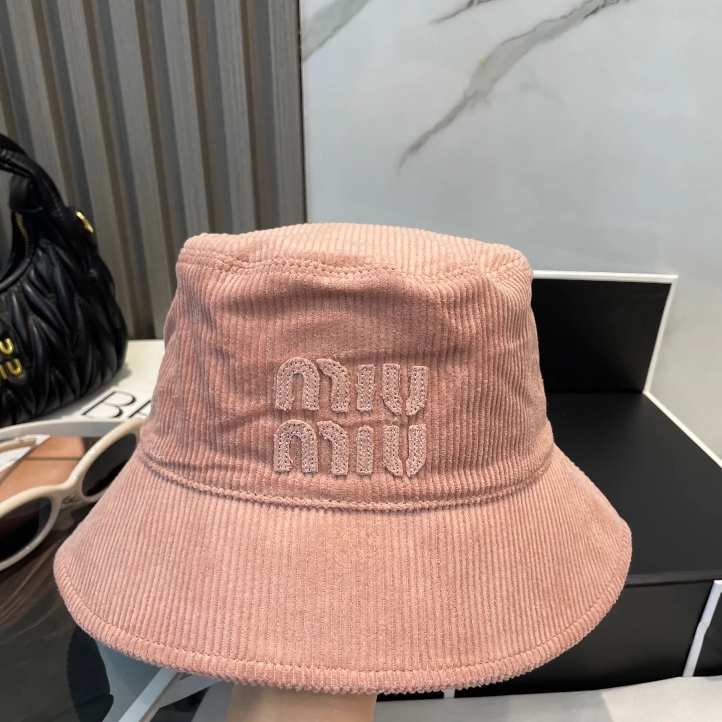 P76 miumiu limited new corduroy fisherman hat/baseball cap, corduroy textured fisherman hat. A very attractive fisherman hat ~ the same style for men and women. It has its own atmosphere when going out every day. It feels great to change it occasionally.