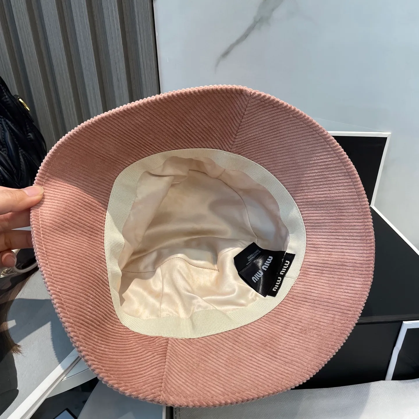 P76 miumiu limited new corduroy fisherman hat/baseball cap, corduroy textured fisherman hat. A very attractive fisherman hat ~ the same style for men and women. It has its own atmosphere when going out every day. It feels great to change it occasionally.