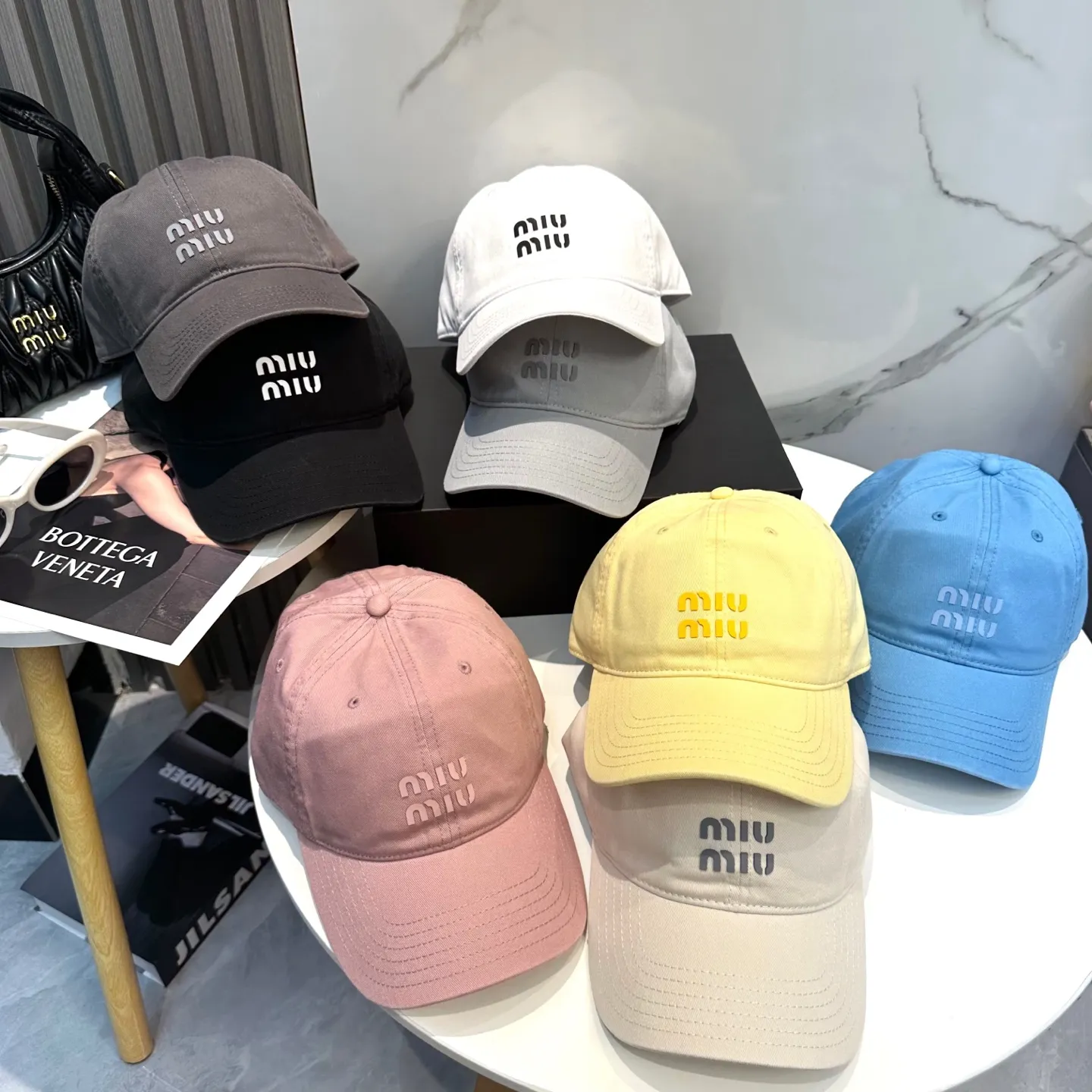 P56 miumiu Miu Miu's new candy-colored simple baseball cap. The hottest color at the moment - full of street style! Trendy and versatile, Xiaohongshu grows grass, poison, get your boyfriend, and cool together