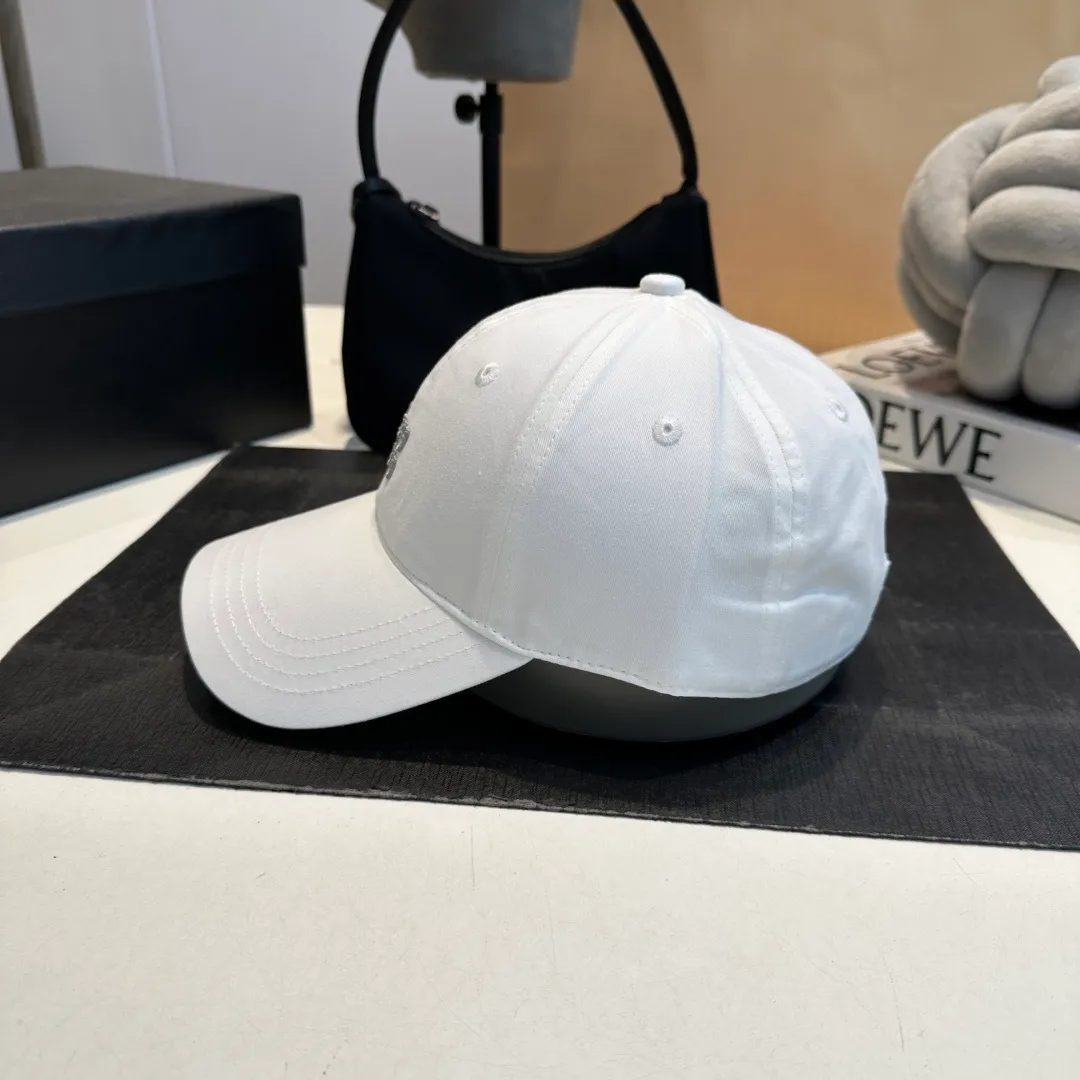 P56 miumiu's new candy-colored summer baseball cap. Color matchmaker. It's so confusing. Add a few more colors and match them as you like.