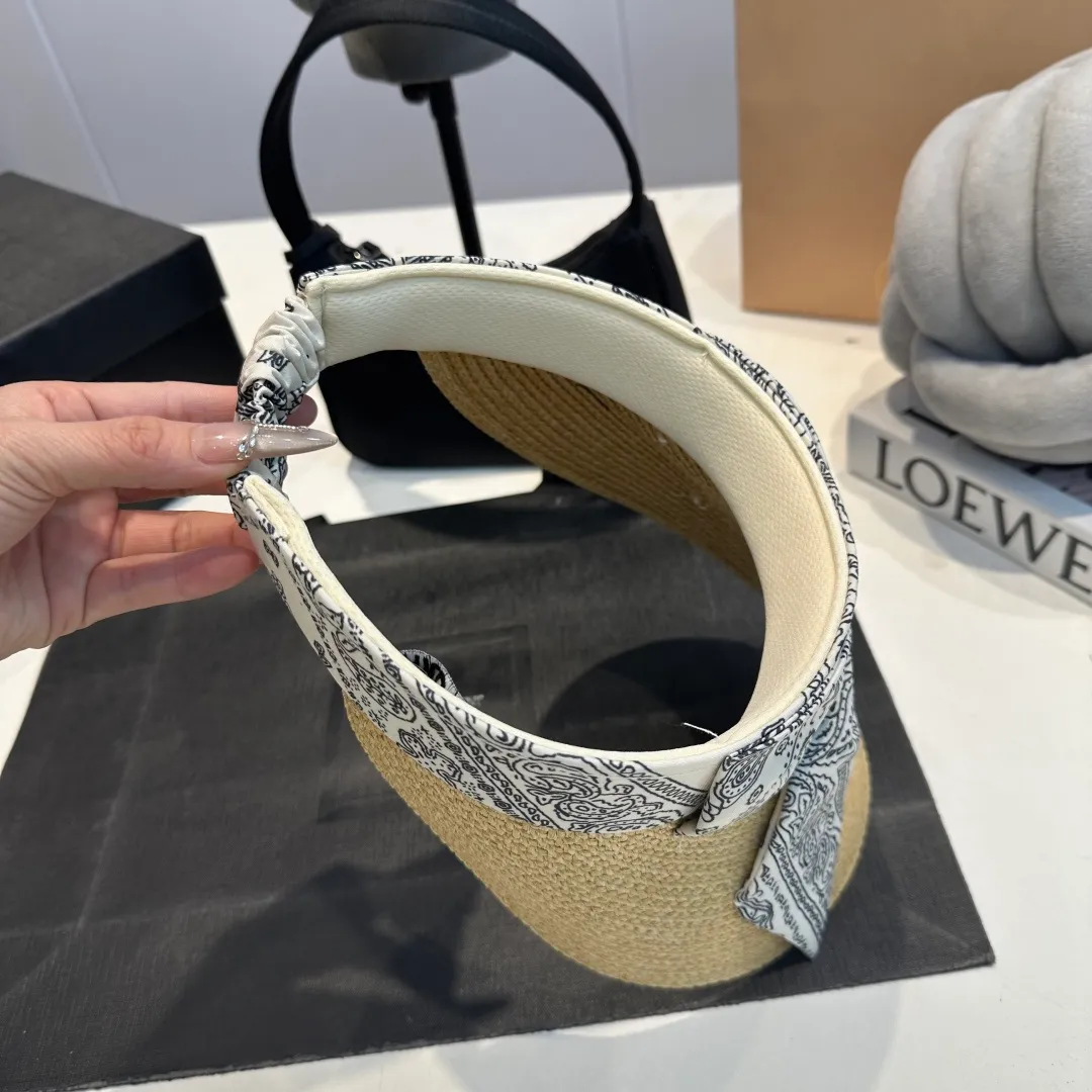 P60 miumiu empty top hat, a must-have item in summer, because it is so easy to match, and it is really super artistic in summer when paired with cool summer style ~ Just wear a little white skirt and you can attract the attention of blockbusters ~