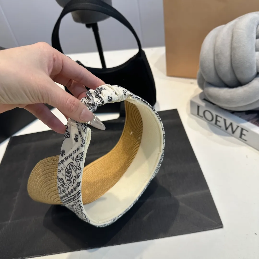 P60 miumiu empty top hat, a must-have item in summer, because it is so easy to match, and it is really super artistic in summer when paired with cool summer style ~ Just wear a little white skirt and you can attract the attention of blockbusters ~