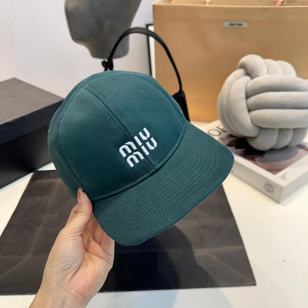 P80 official website miumiu details and quality matching baseball cap, 1:1 reproduction, please look for the only detailed matching in the high-end quality market, recommended by Xiaohongshu, fashionable and versatile, one that many celebrities like, very explosive, very popular, very good-looking!