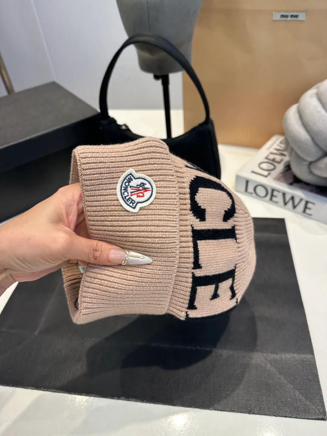 P46 Moncler 💥 Official website classic knitted hat, replica of the original. Very soft and skin-friendly, very elastic 💓 Textured and very versatile style ~ Warm cashmere woolen hat, one size fits all and elastic ~ Unisex, can be worn by any head size. Super quality, highly recommended