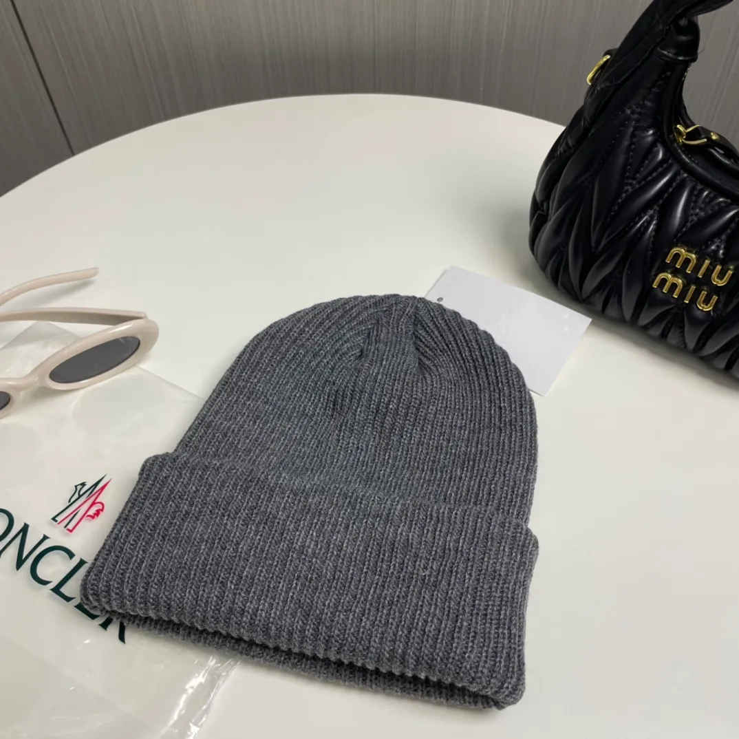 P56 comes with a dust bag for Moncler💥 Official website classic knitted hat, original replica. Very soft and skin-friendly, very elastic 💓 Textured and very versatile style ~ Warm cashmere woolen hat, one size fits all and elastic ~ Unisex, can be worn by any head size. Super quality, highly recommended