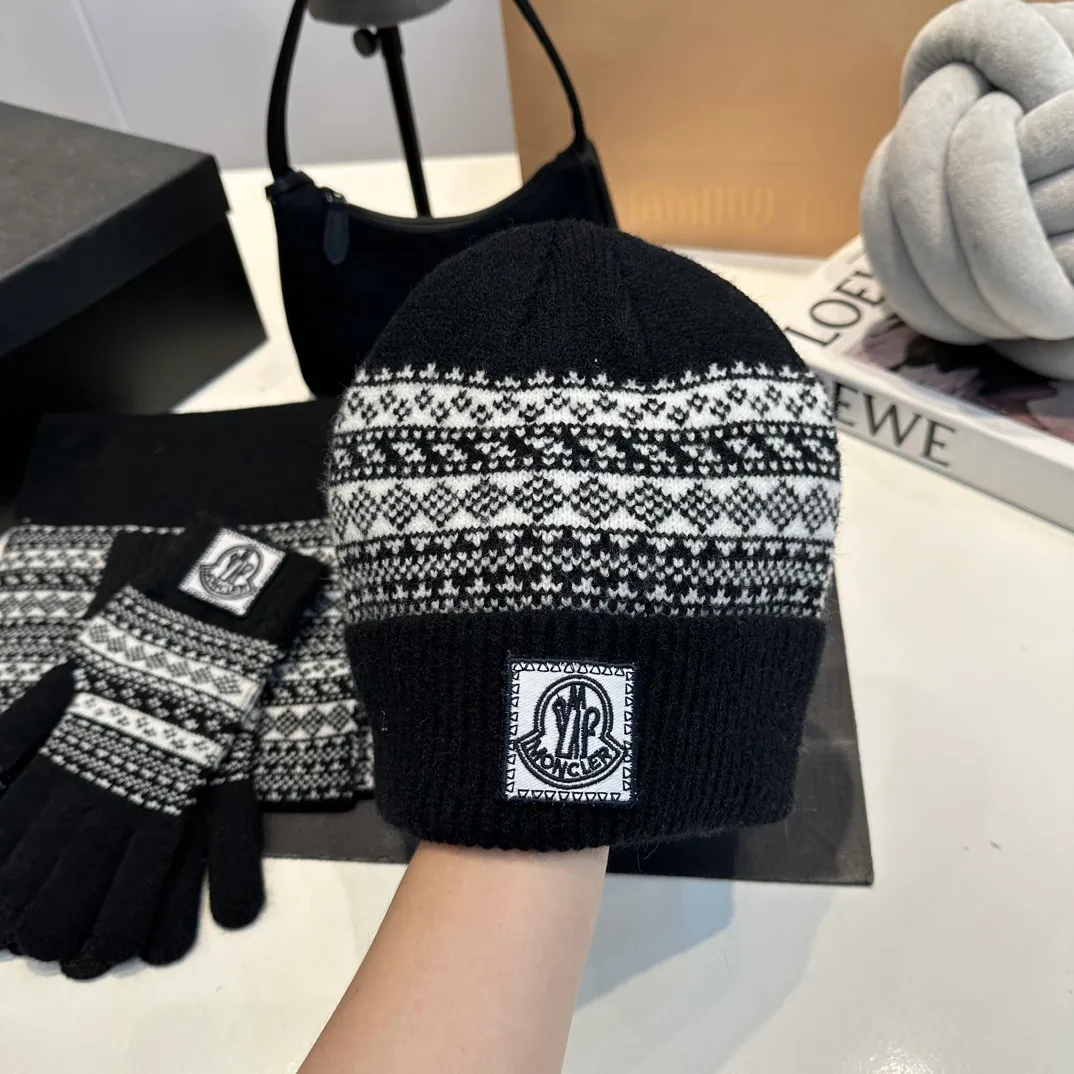 P170 Moncler Moncler 💥 Mouth three-piece set, gloves, hat, scarf, original replica. Very soft and skin-friendly, very elastic 💓 Textured and very versatile style ~ Warm, one-size-fits-all and elastic ~ Unisex, can be worn by any head size. Super quality, highly recommended