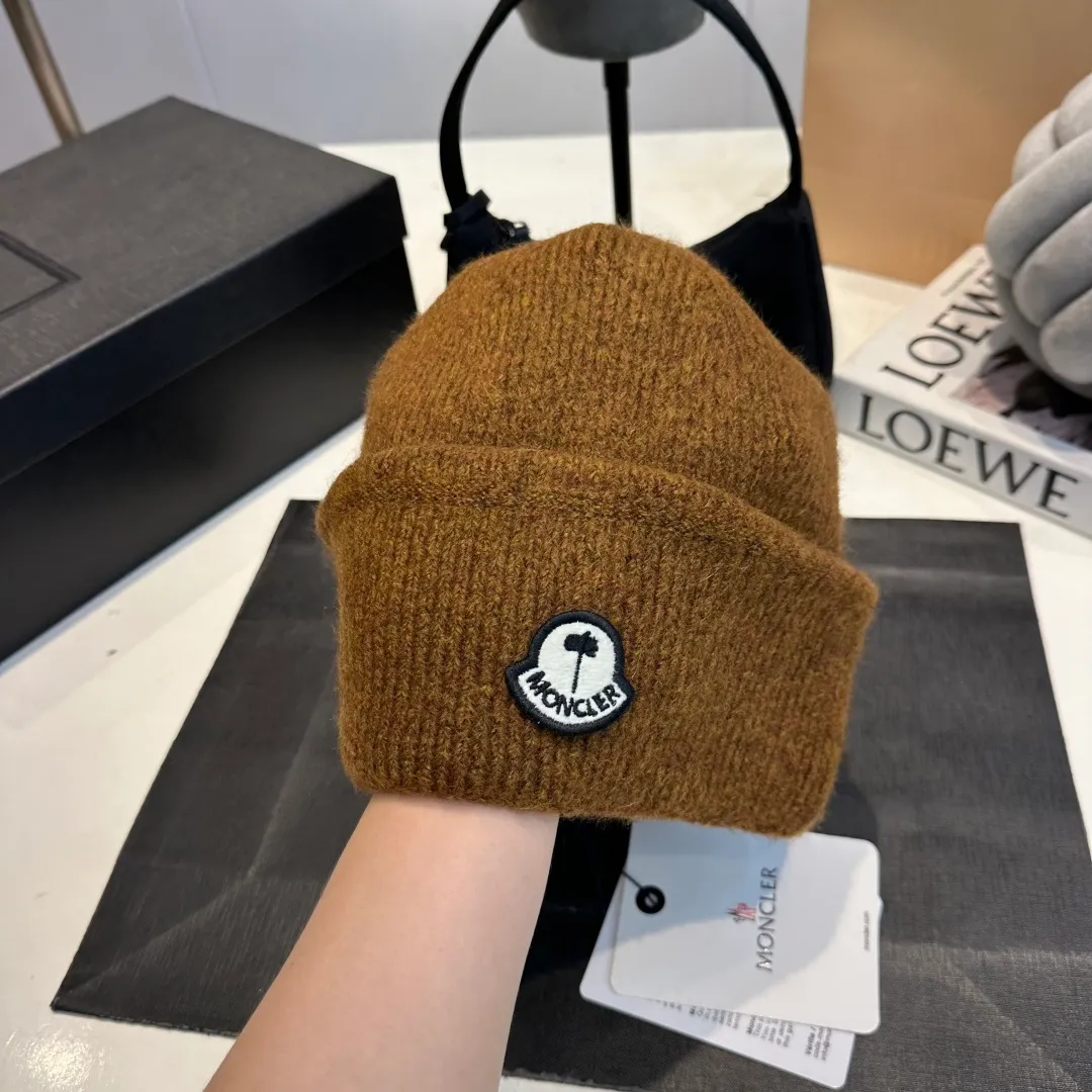 P70 MONCLER muffled knitted beanie, good quality, high-end and elegant, super popular 💖The texture is great, it’s great to match when out on the street! Fashion trends! A must-have item for winter, the same style for men and women, get it now!