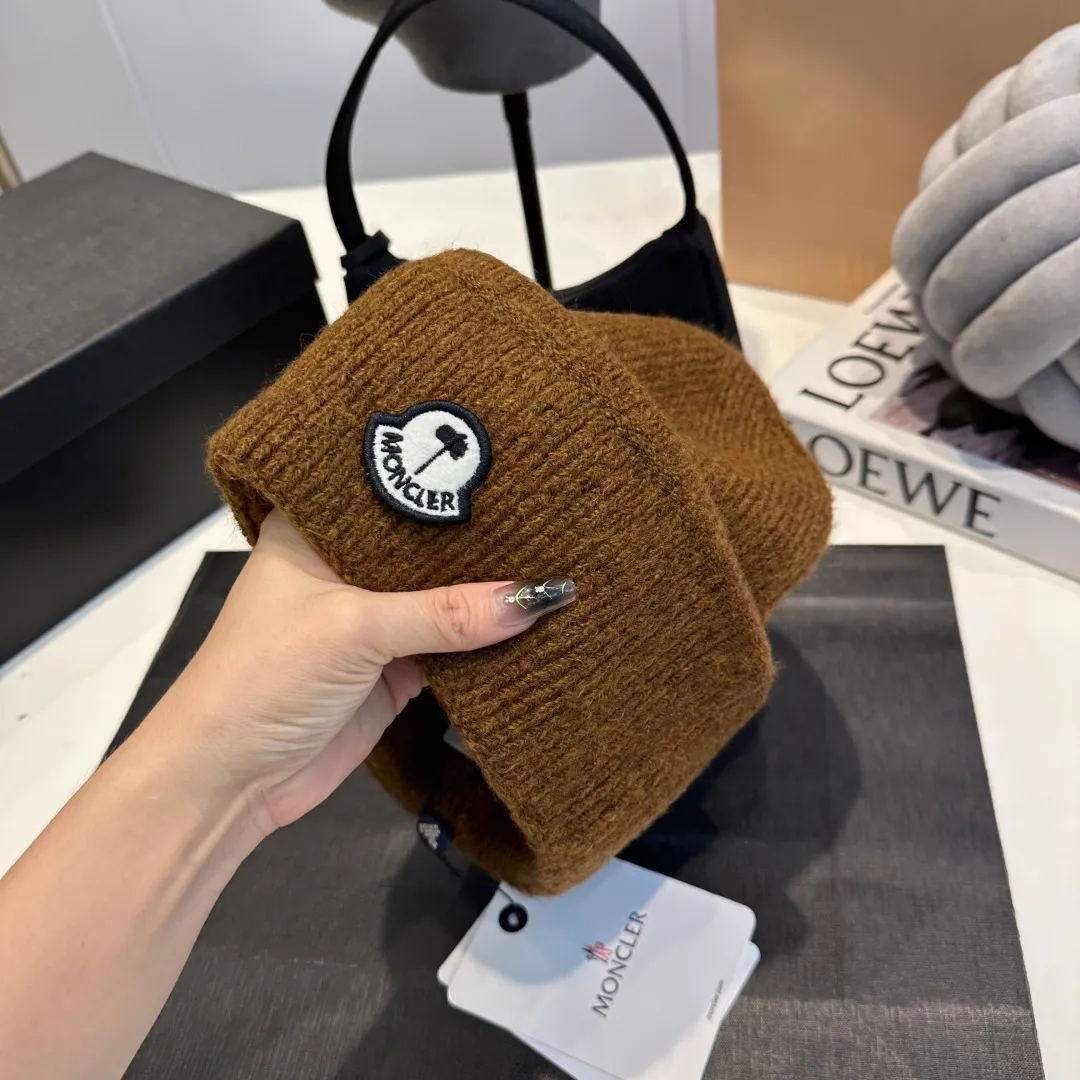 P70 MONCLER muffled knitted beanie, good quality, high-end and elegant, super popular 💖The texture is great, it’s great to match when out on the street! Fashion trends! A must-have item for winter, the same style for men and women, get it now!