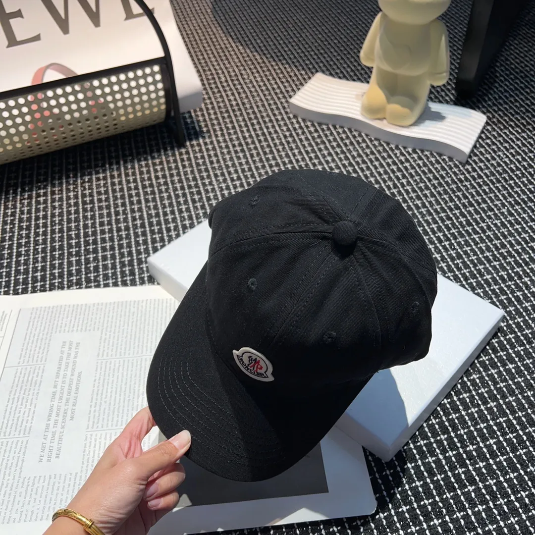 Special batch of 64💰 Moncler Mouth Mouth Super 🔥 candy-colored baseball cap 🍬🍬🍬 to add color to the summer. This color can make the head super white. People with big heads➕babies with low skulls can definitely wear this. The head looks very full when it is put on. Love it♥️♥️♥️