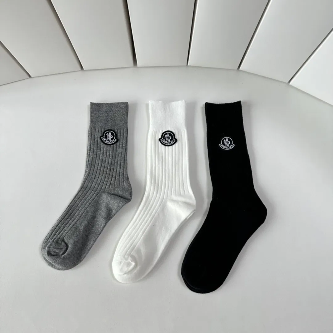 Special P110💛Comes with packaging Moncler’s new classic mid-length accessories socks, piles of socks! Three pairs in a box, synchronized tube socks from the counter, 💛 big brands are out on the street, a must-have for fashionistas 🔥 very easy to match.