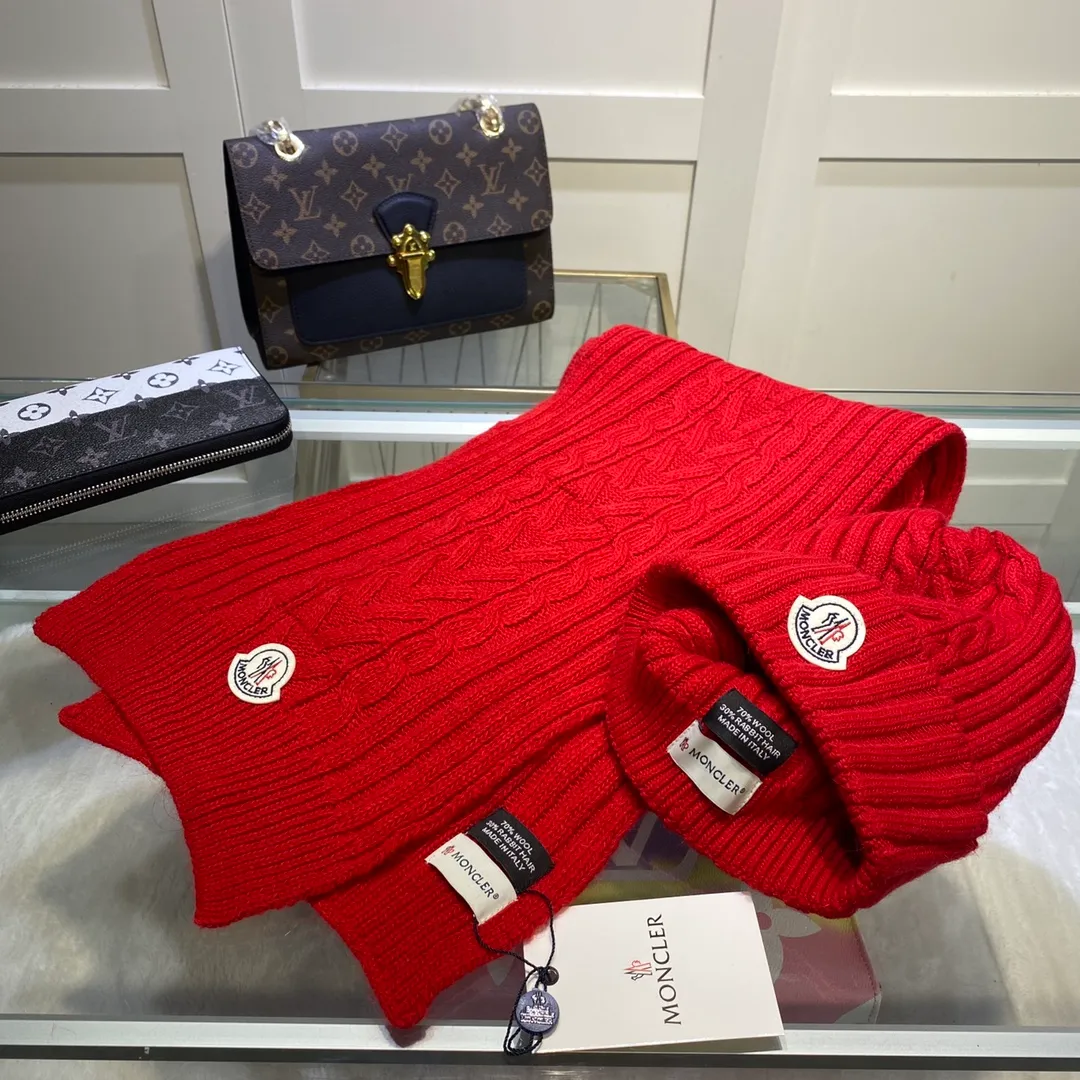 P170 MONCLER classic suit hat! Hat ➕Scarf! Cashmere and Rabbit Velvet Quality! It's warm and super comfortable~A great tool for young ladies to reduce their age in winter~This winter, all you need is a set of hats~It's warm and fashionable! Unisex model! Can be made as a couple model! Complete range of anti-counterfeiting labels and elevators! Many styles, welcome to choose!!