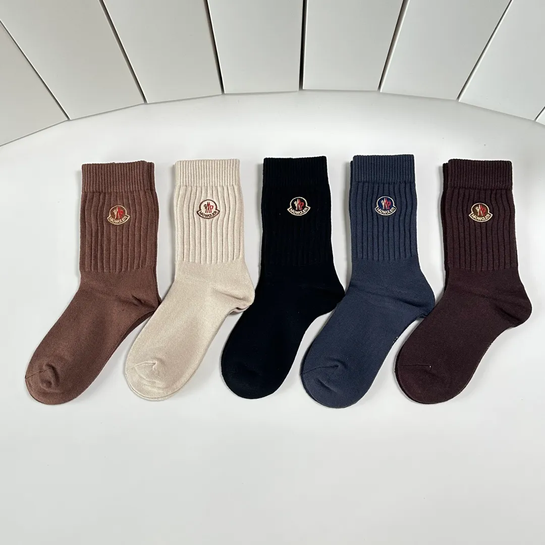Special P100 💛 Comes with counter packaging MONCLER’s latest mid-length cashmere embroidered socks! Five pairs in a box, synchronized tube socks at the counter, 💛 big brands are out, a must-have for fashionistas 🔥 super easy to match