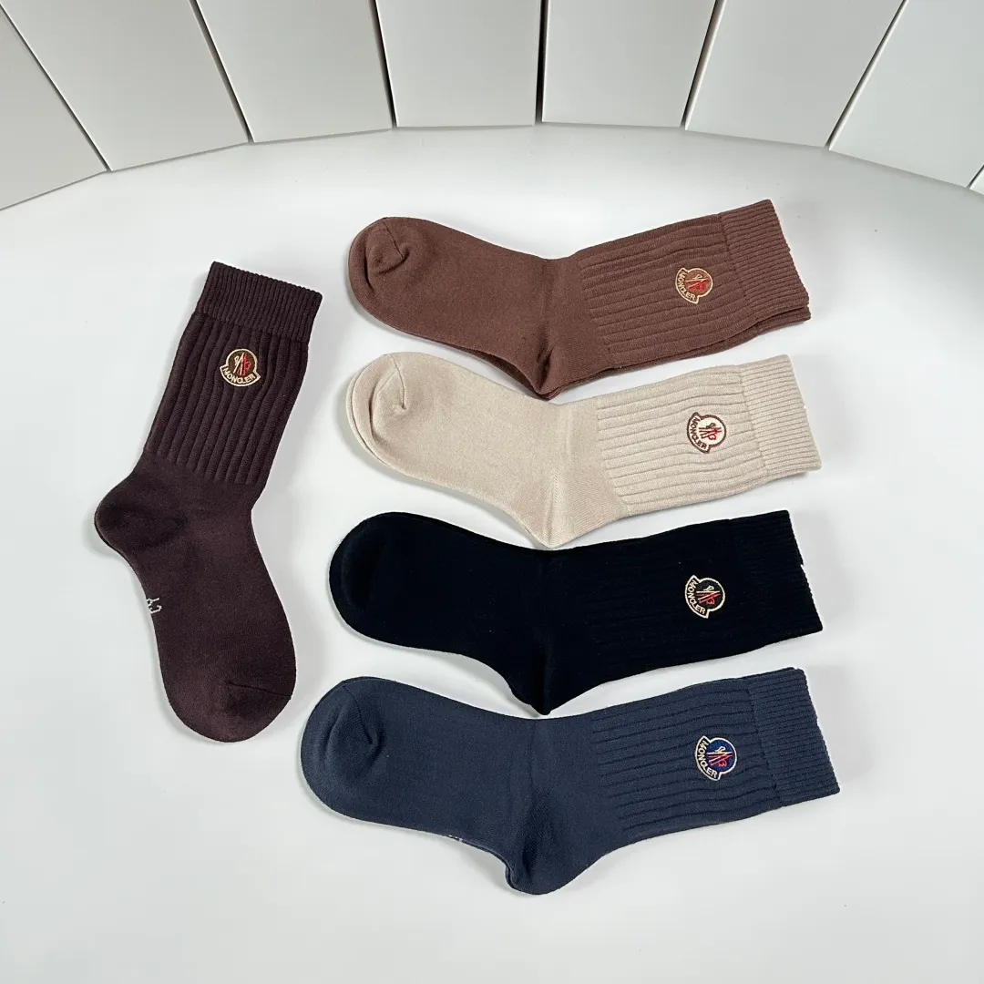 Special P100 💛 Comes with counter packaging MONCLER’s latest mid-length cashmere embroidered socks! Five pairs in a box, synchronized tube socks at the counter, 💛 big brands are out, a must-have for fashionistas 🔥 super easy to match