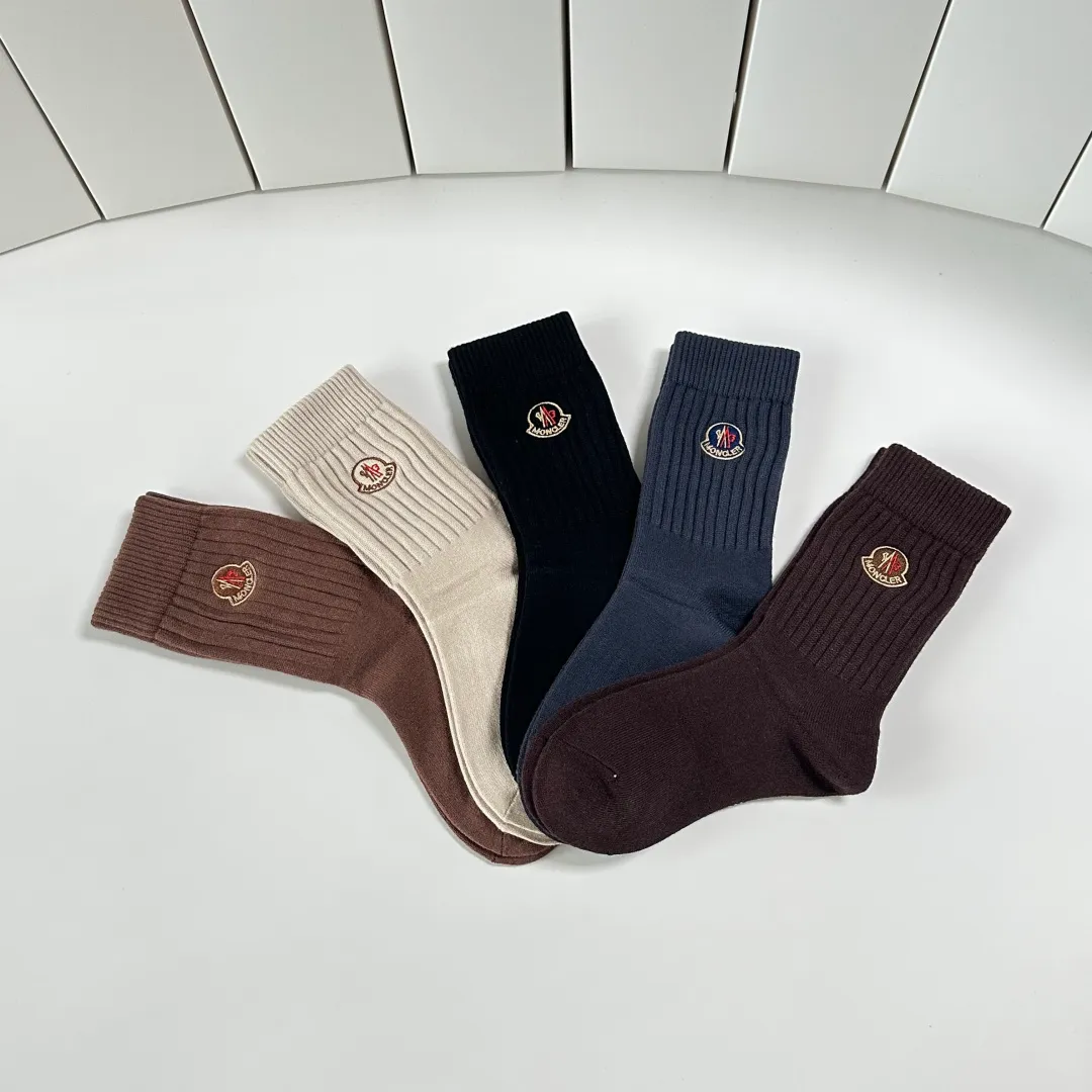 Special P100 💛 Comes with counter packaging MONCLER’s latest mid-length cashmere embroidered socks! Five pairs in a box, synchronized tube socks at the counter, 💛 big brands are out, a must-have for fashionistas 🔥 super easy to match