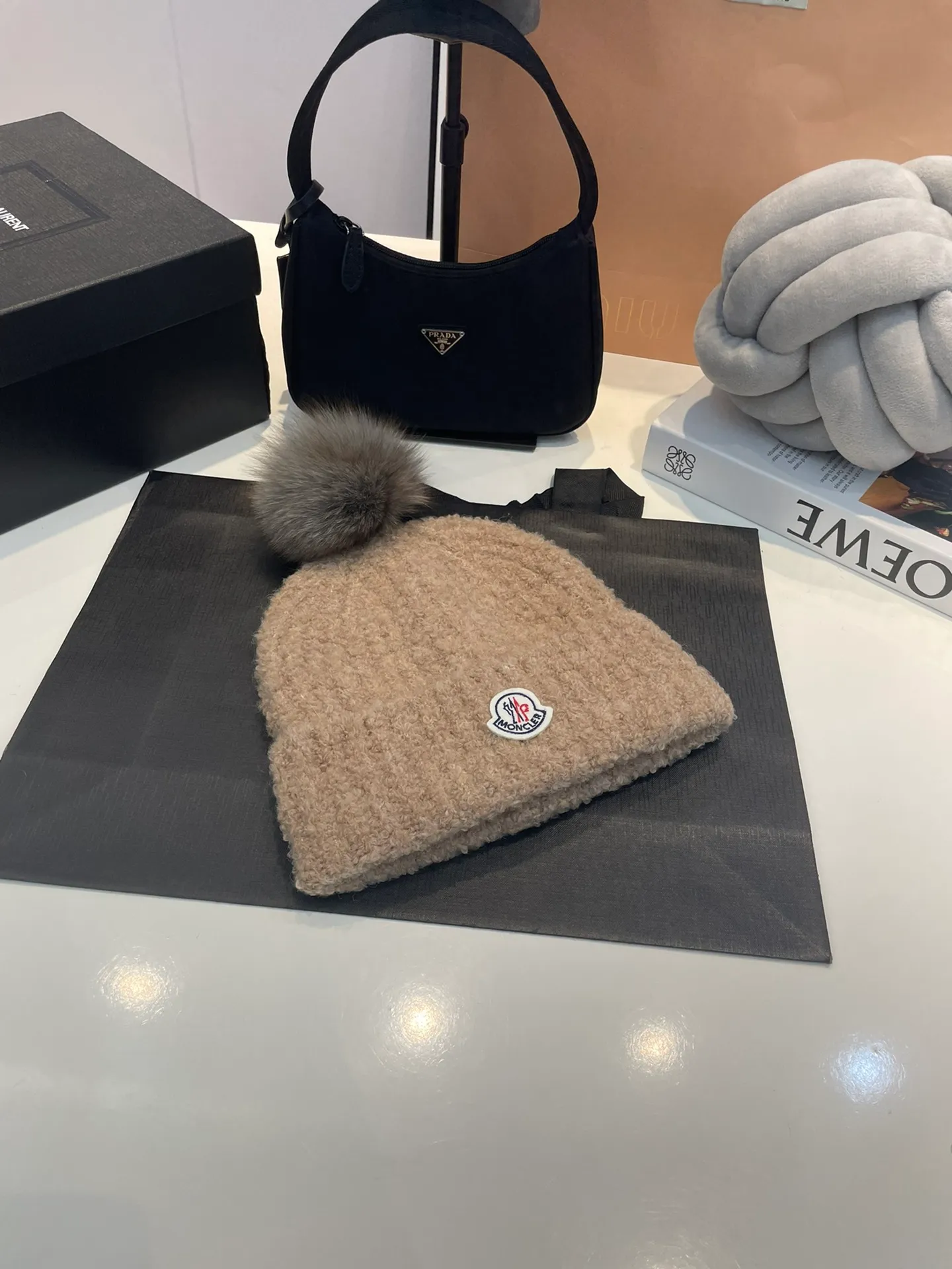 P80 MONCLER 🎩Knitted lamb thick-thread beanie, with real wool balls, good quality, high-end, and super soft! Super hot💖The texture is great and it’s great to match when out on the street! Fashion trends! A must-have item for winter, the same style for men and women, get it now!