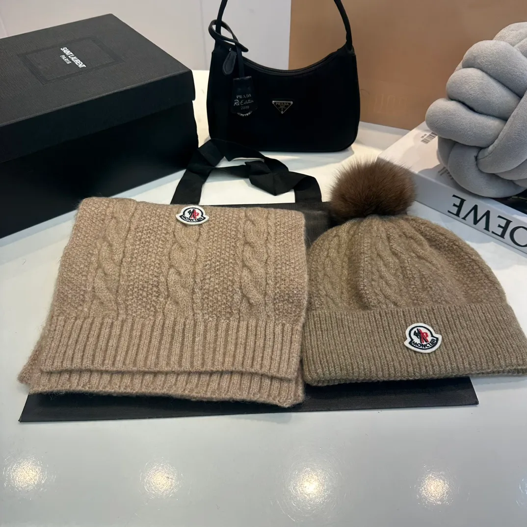 P180 MONCLER Mouth Cover Suit♥️Original hat and scarf set! Made of rabbit velvet➕cashmere, with a 15cm fox fur ball, a real fur ball! Warm and fashionable 😱[愄火] Versatile style [Love] The texture is very good, comfortable and breathable [Hey ha] Looks good no matter how you match it [Shh] A must-have for fashionistas [Wit] 4 colors available❤️❤️Unisex, the ball can be removed