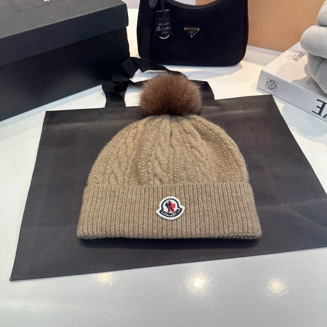 P180 MONCLER Mouth Cover Suit♥️Original hat and scarf set! Made of rabbit velvet➕cashmere, with a 15cm fox fur ball, a real fur ball! Warm and fashionable 😱[愄火] Versatile style [Love] The texture is very good, comfortable and breathable [Hey ha] Looks good no matter how you match it [Shh] A must-have for fashionistas [Wit] 4 colors available❤️❤️Unisex, the ball can be removed
