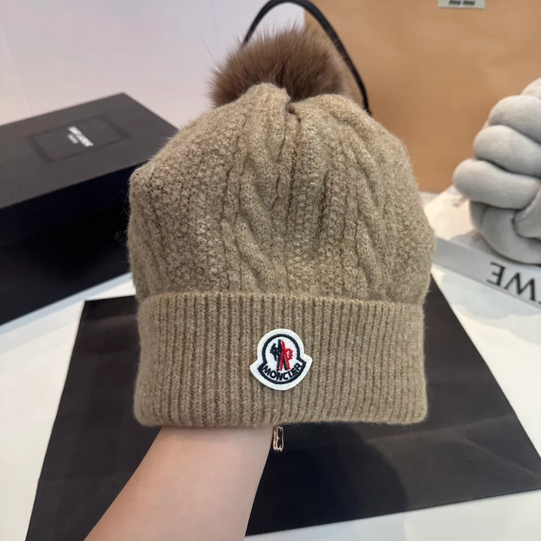 P180 MONCLER Mouth Cover Suit♥️Original hat and scarf set! Made of rabbit velvet➕cashmere, with a 15cm fox fur ball, a real fur ball! Warm and fashionable 😱[愄火] Versatile style [Love] The texture is very good, comfortable and breathable [Hey ha] Looks good no matter how you match it [Shh] A must-have for fashionistas [Wit] 4 colors available❤️❤️Unisex, the ball can be removed