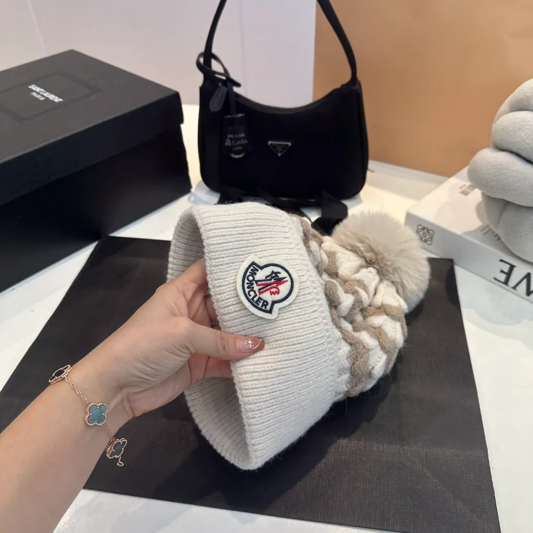 P60 moncler hooded twist warm beanie, sweet and cool style get! Reduce your age and make your face appear smaller. I’d like to share it with you all. The four colors match well and the breasts are so milky~