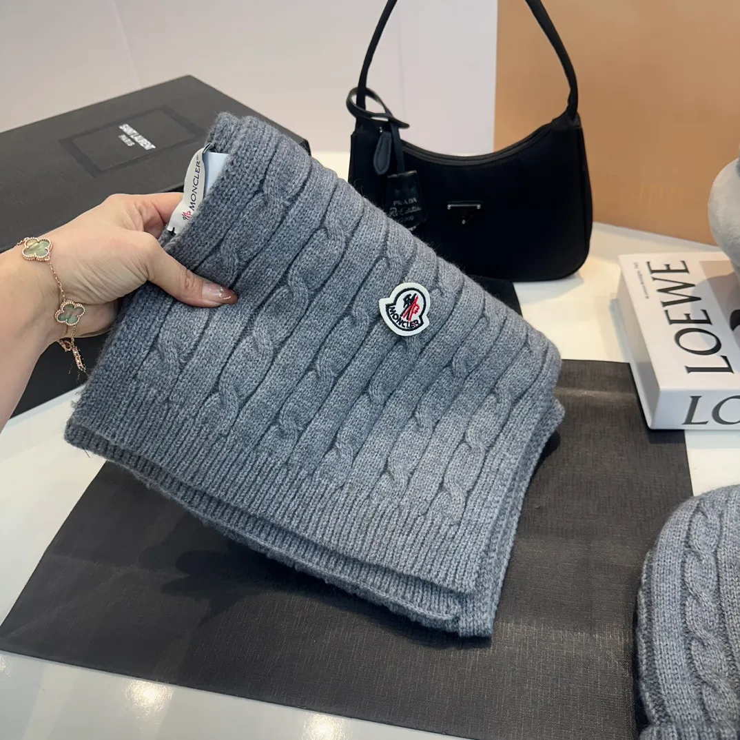 P180 Moncler autumn and winter counter model knitted beanie + scarf + gloves three-piece set, classic pattern, warm and fashionable! Fashionable and popular 🌸First-class texture, pure wool