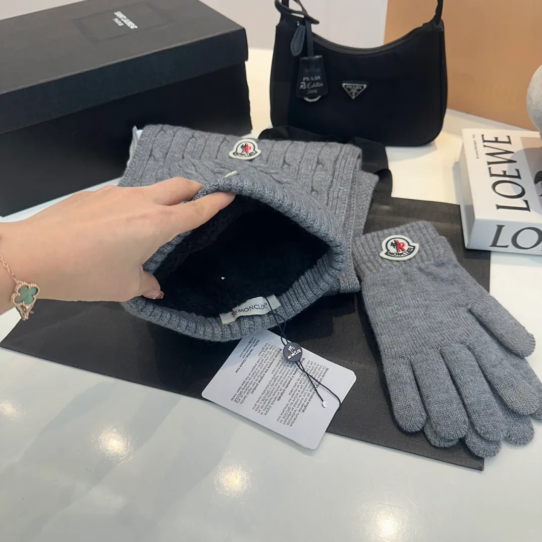 P180 Moncler autumn and winter counter model knitted beanie + scarf + gloves three-piece set, classic pattern, warm and fashionable! Fashionable and popular 🌸First-class texture, pure wool