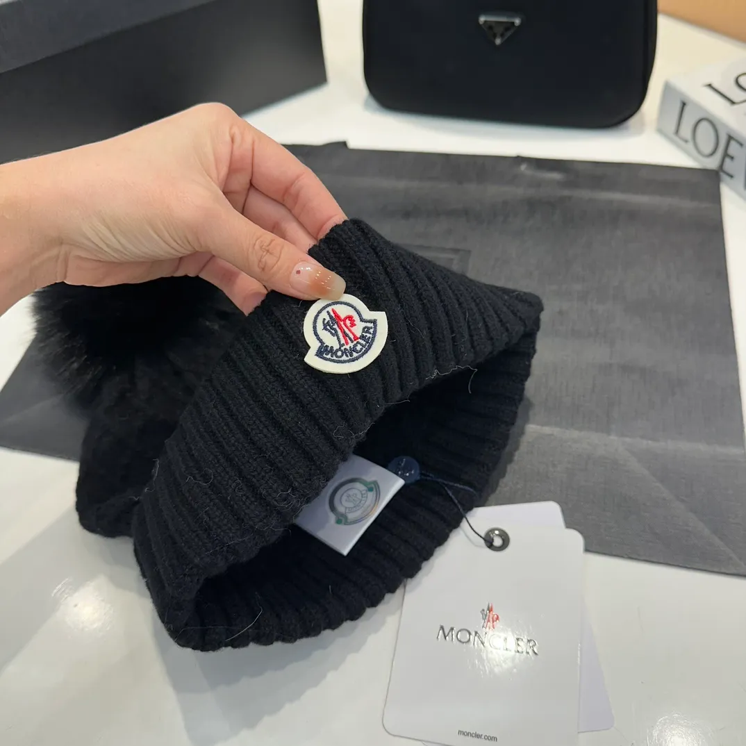 P80 Moncler👒high-end genuine exclusive style, hemp flower knitted hat, made of selected wool, skin-friendly and super soft‼ ️Paired with fox fur balls, it is very age-reducing‼ ️Complete trademark hangtags