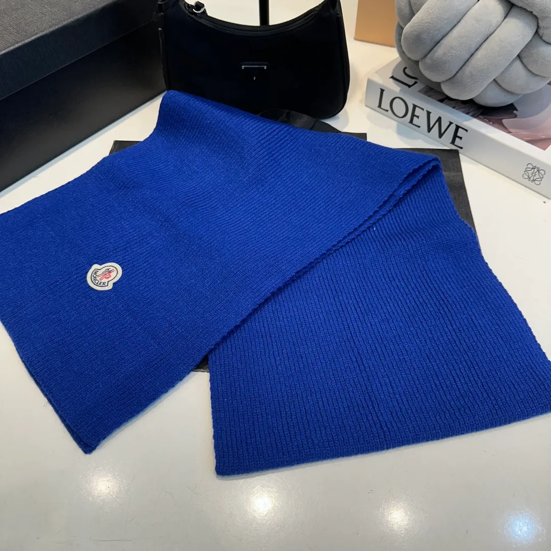 P130 Moncler autumn and winter counter style knitted beanie + scarf with classic pattern, warm and fashionable! Fashionable and popular 🌸First-class texture, pure wool